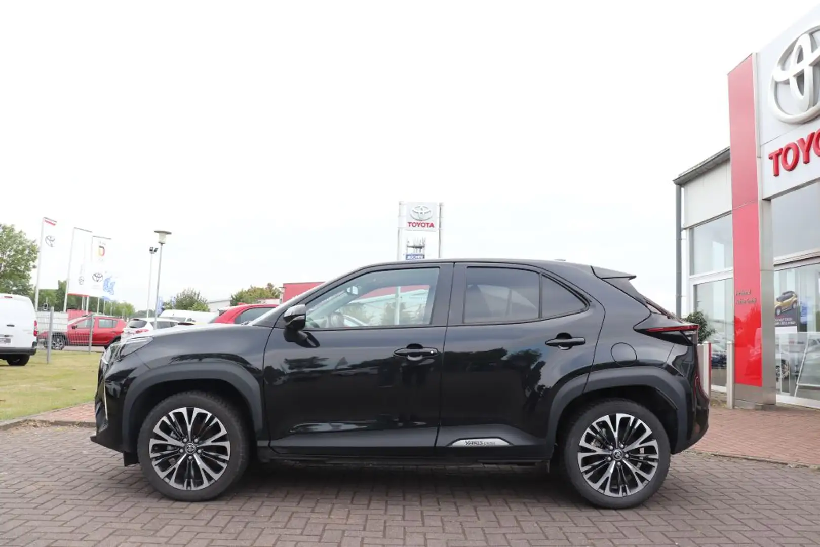 Toyota Yaris Cross Hybrid 1.5 VVT-i Elegant Zwart - 2