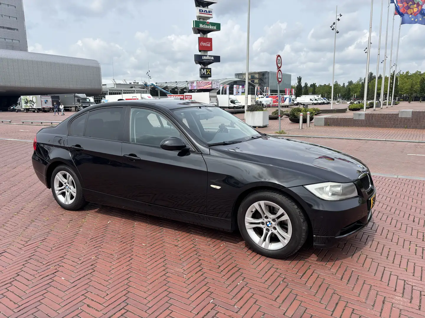 BMW 330 316i Business Line Zwart - 1