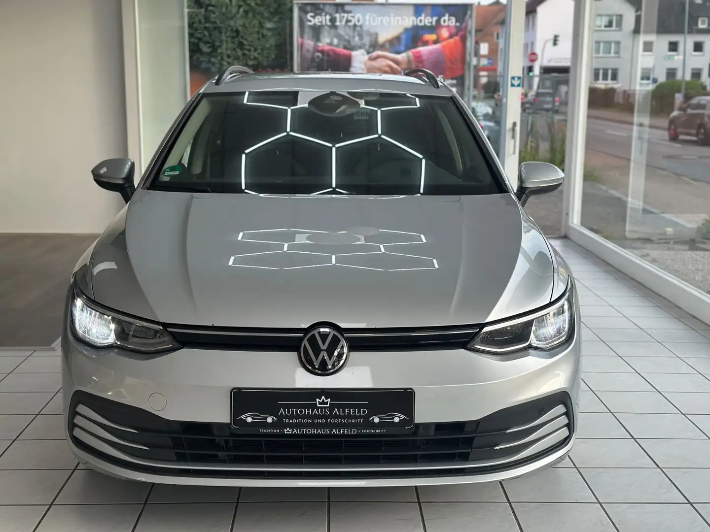 Volkswagen Golf 8*DSG* DigiTacho*Navi*AHK*LED Silber - 2