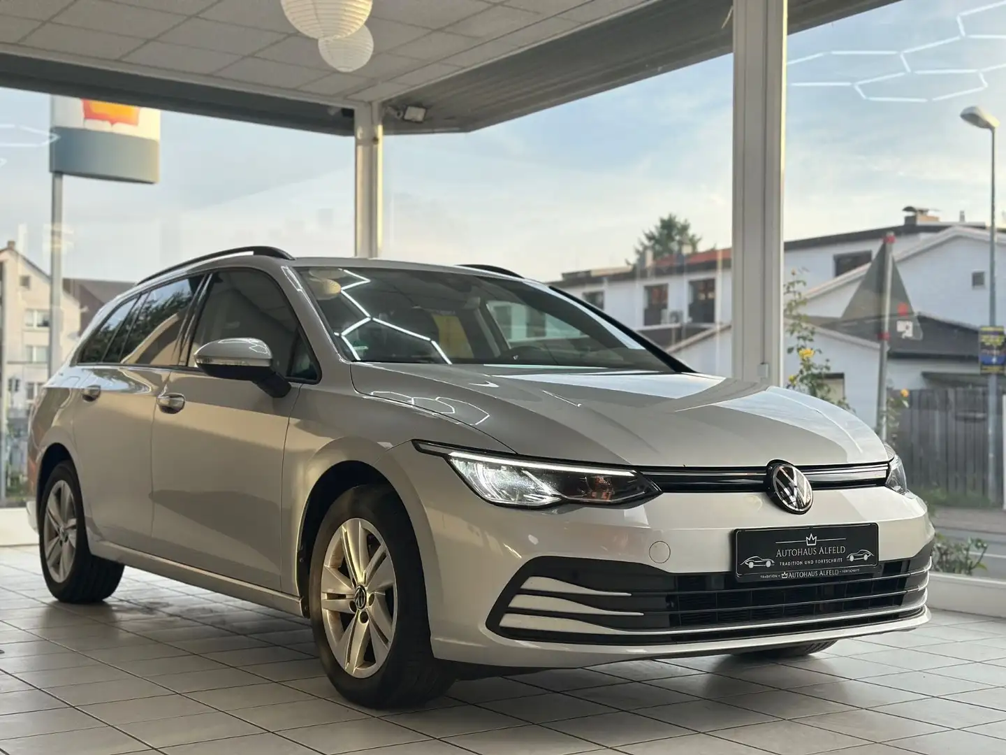 Volkswagen Golf 8*DSG* DigiTacho*Navi*AHK*LED Silber - 1