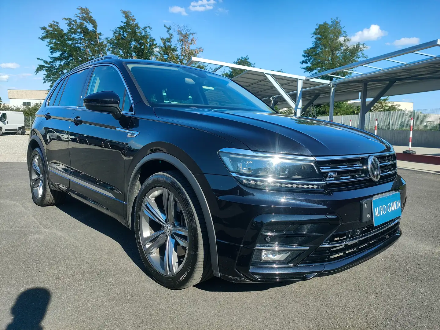 Volkswagen Tiguan II 2.0 tdi R-LINE 4x4 190cv dsg iva deducibile Nero - 1