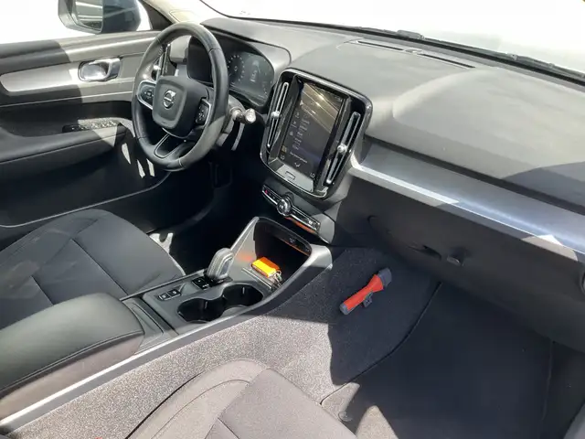 Volvo XC40 view 3
