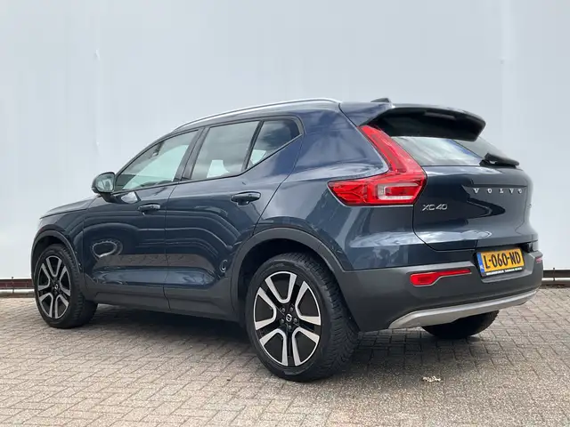 Volvo XC40 view 2