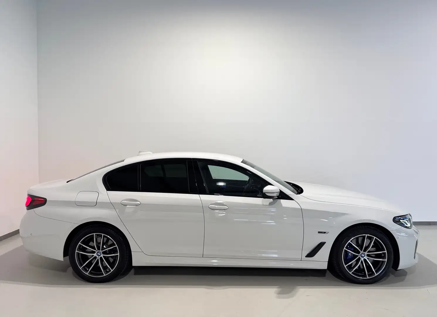 BMW 545 e xDrive G30 LCI Aut/M-Sport/CockpitPRO/HEAD-UP Blanco - 2