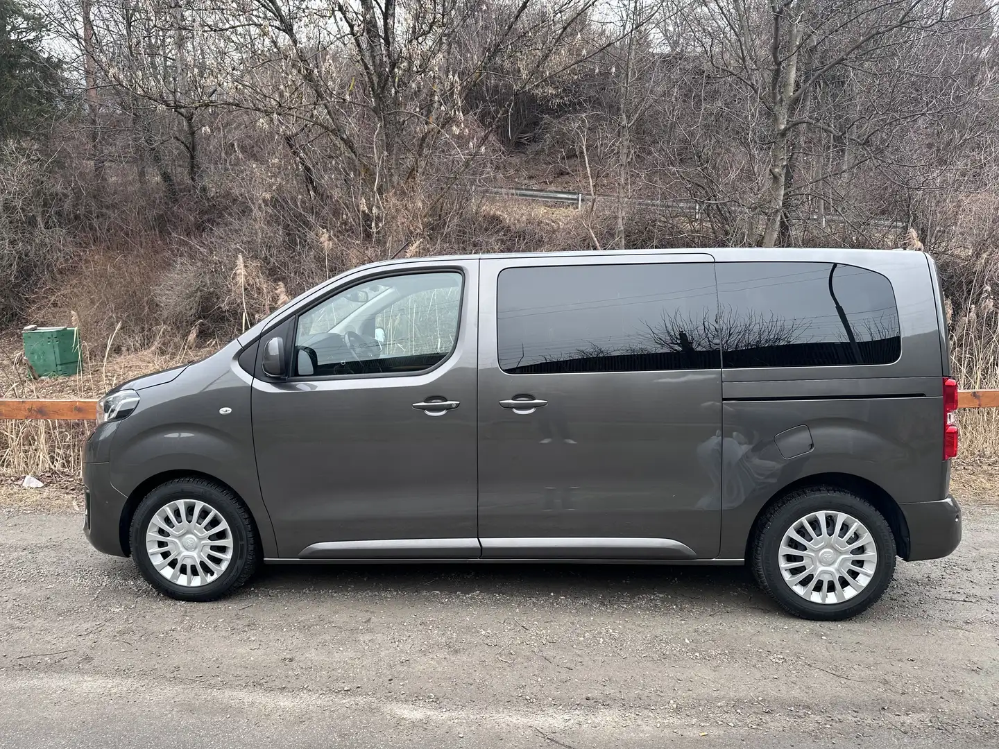 Toyota Proace Proace Verso 2,0 150 Medium Family inkl. Winterkompletträder! Grau - 2