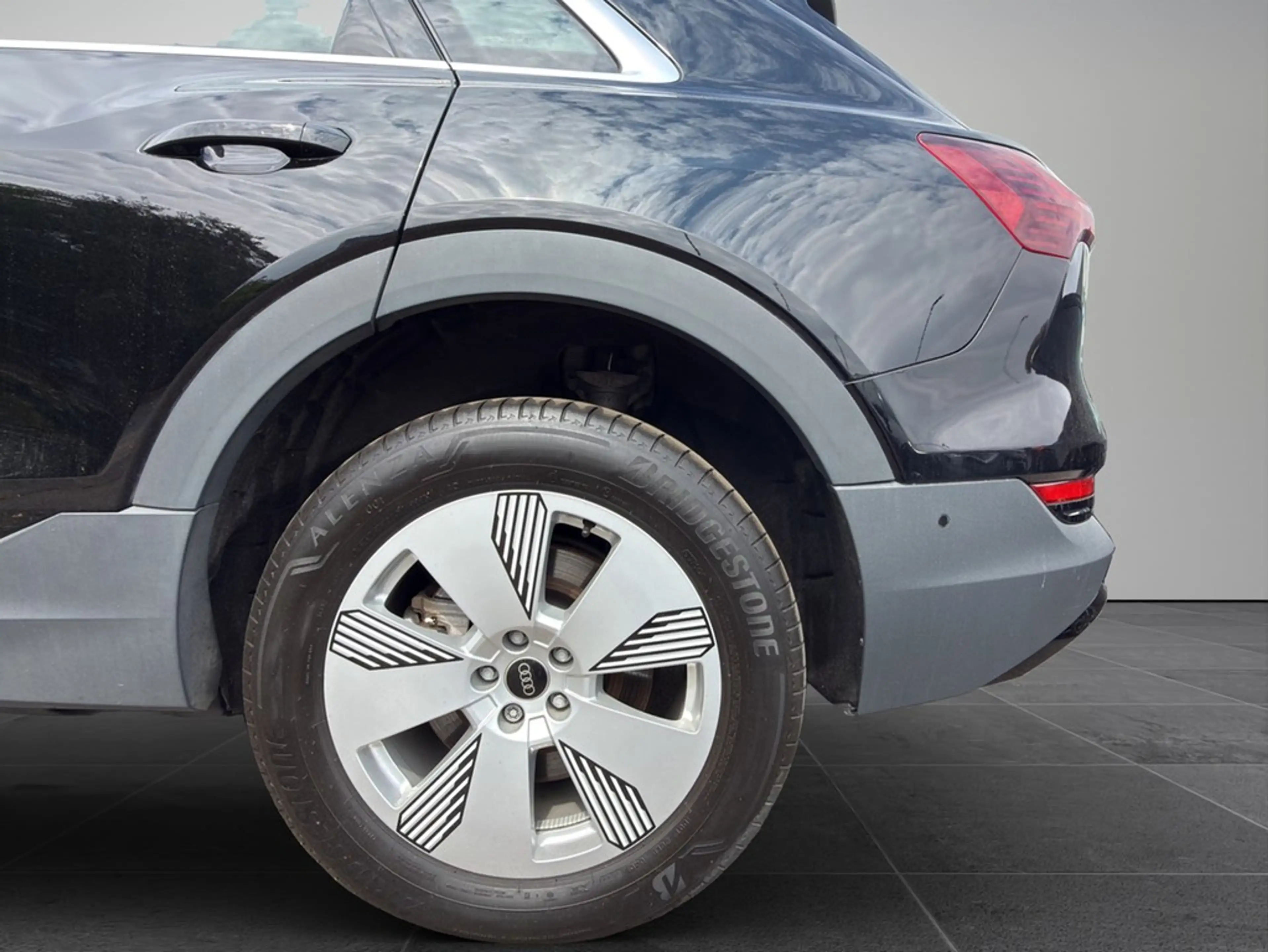 Audi e-tron 55 quattro *PANO*LUFT*AHK*LEDER* — photo 6