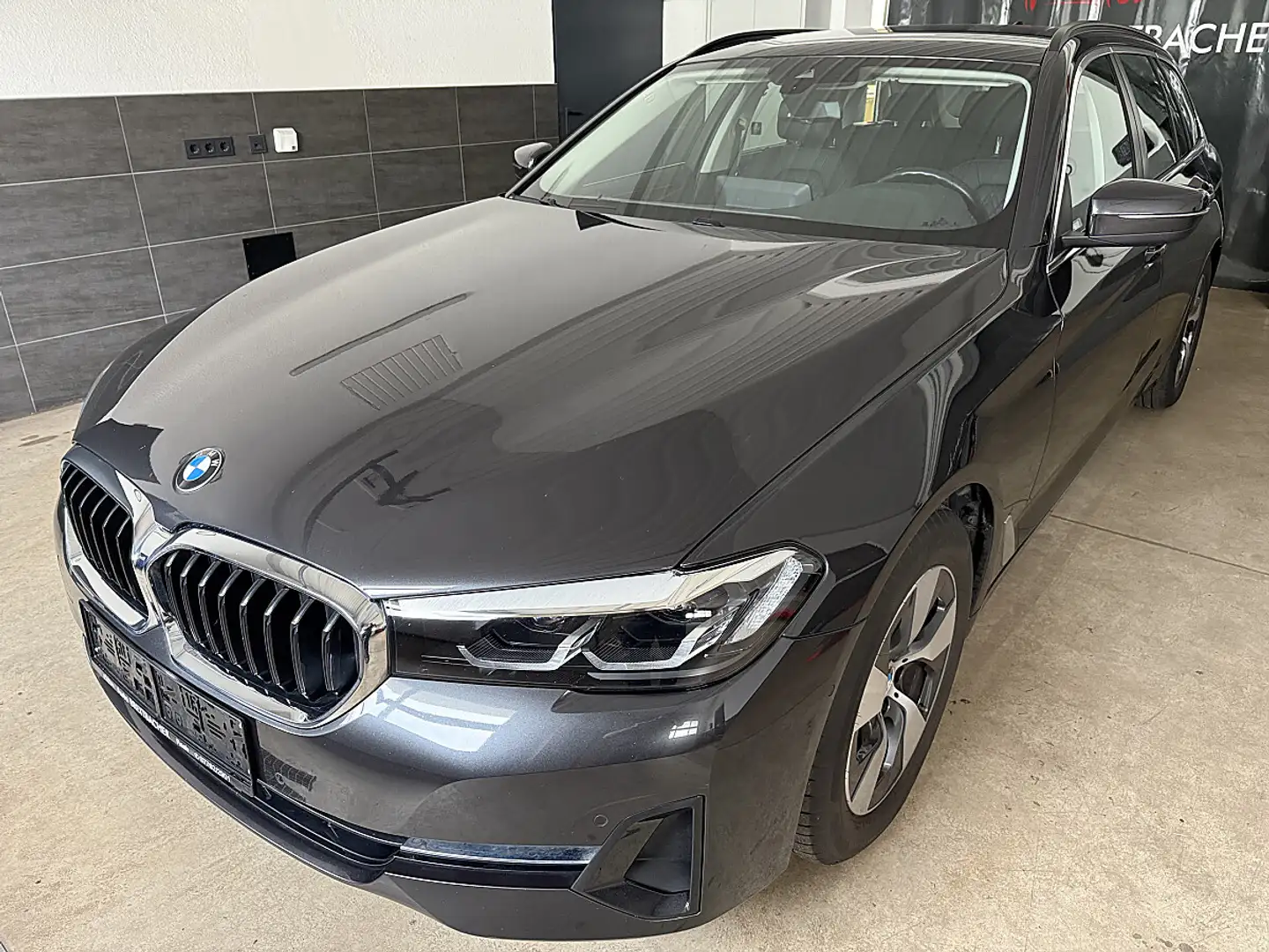 BMW 520 d 48 V Touring Aut. *LED*Navi*PDC*Rückfahrkamera* Grau - 2