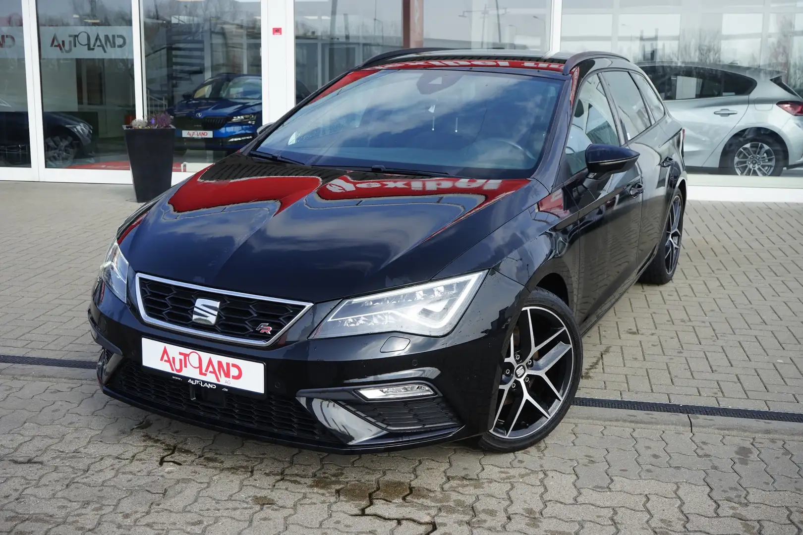 SEAT Leon ST 1.5 TSI DSG FR LED Navi Kamera ACC VC Schwarz - 2