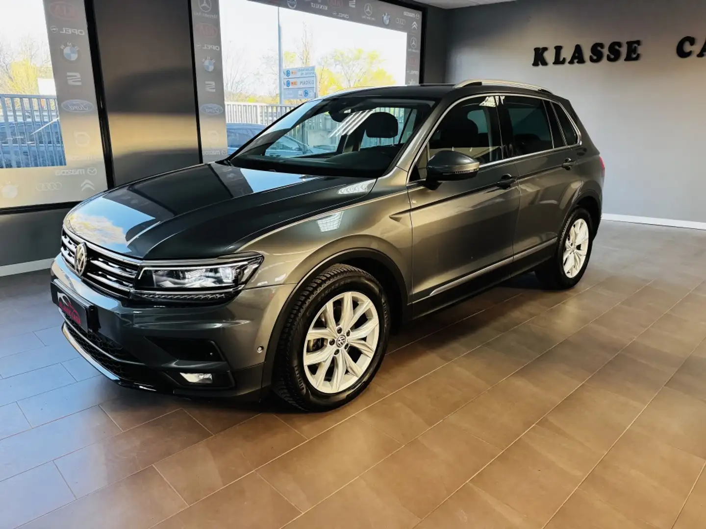 Volkswagen Tiguan 2.0TDI Sound DSG Grau - 2