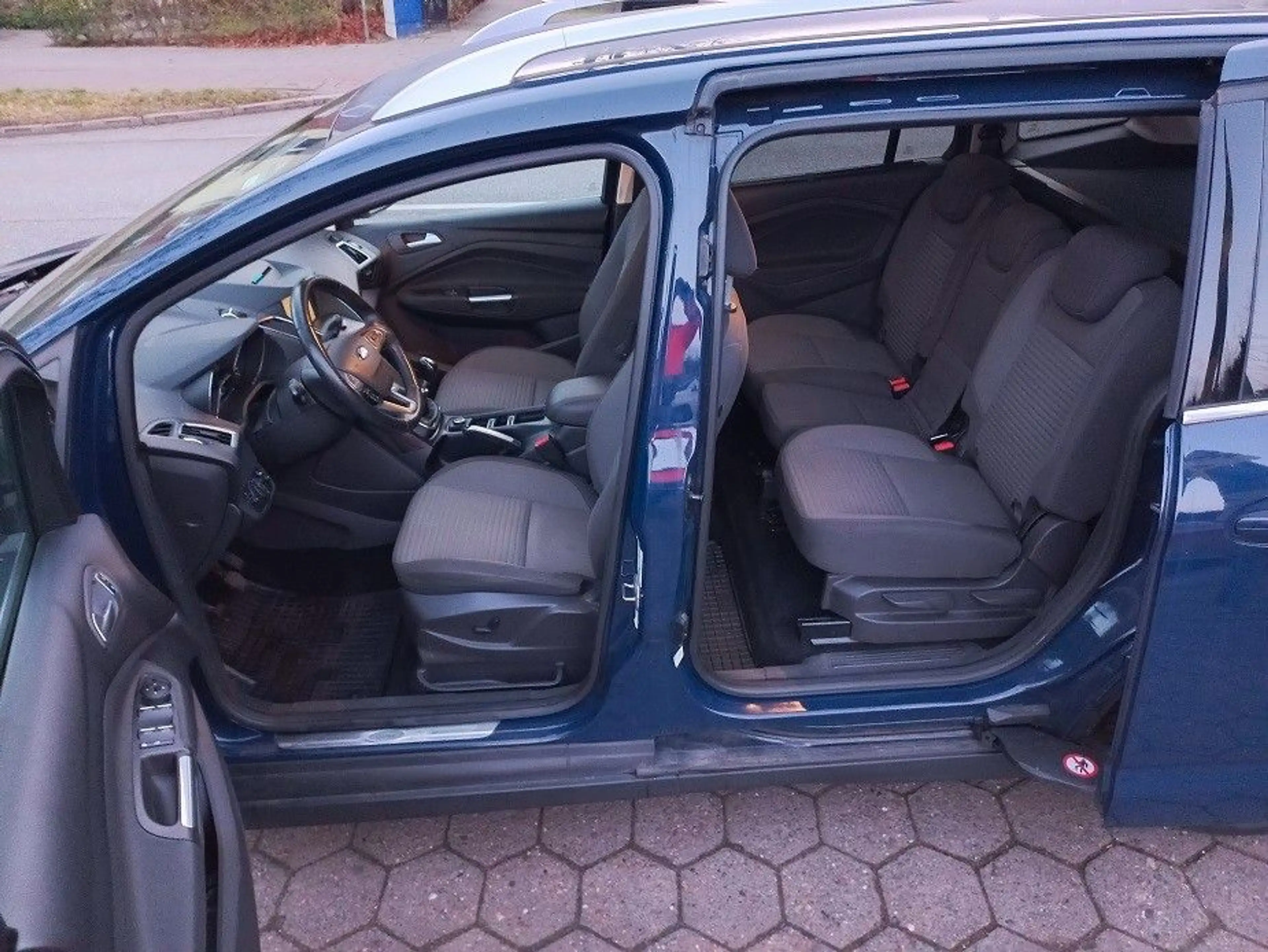 Ford Grand C-Max Grand C-MAX Titanium 1,5 EcoBoost Klima SHZ PDC — photo 18