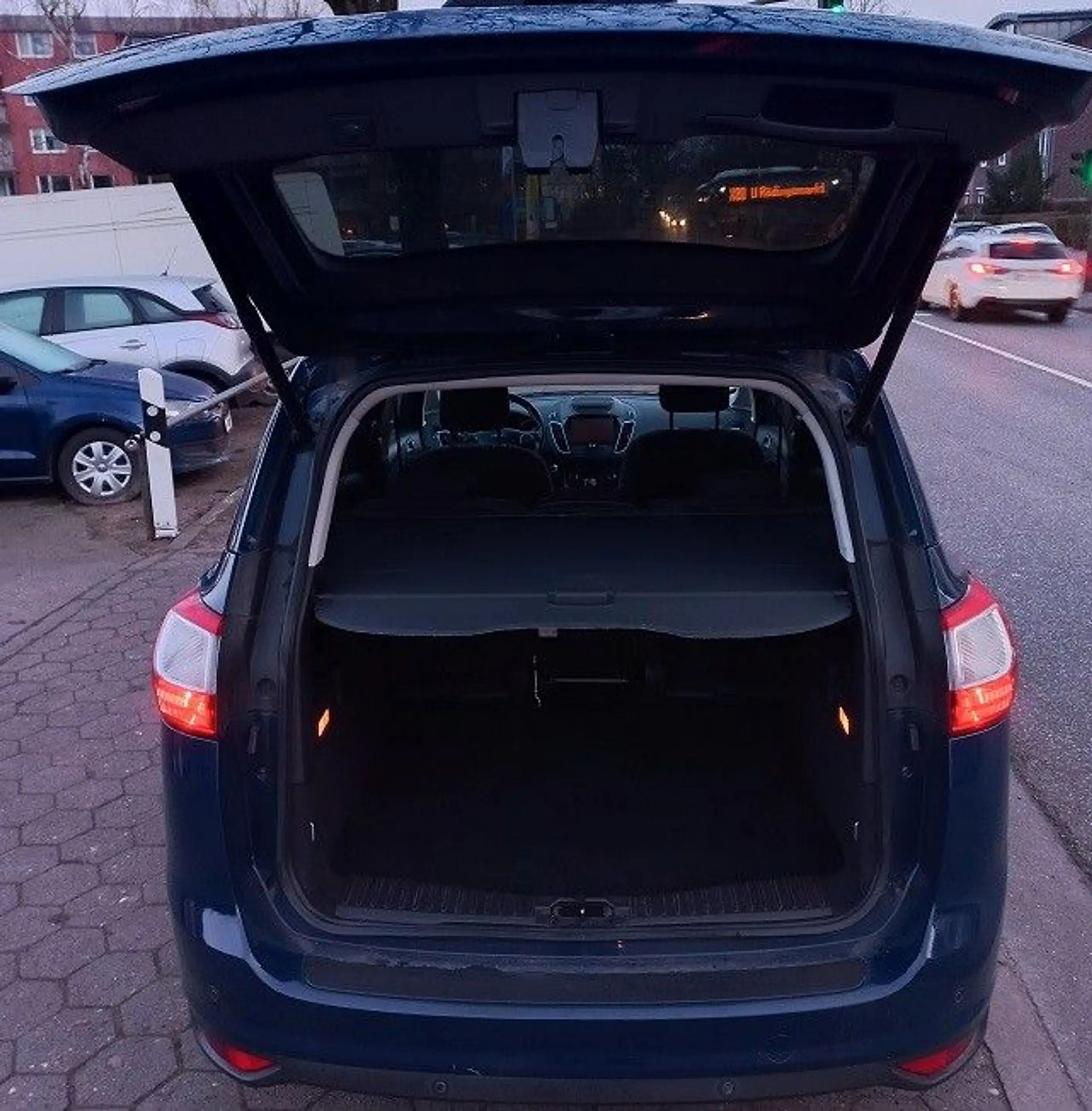Ford Grand C-Max Grand C-MAX Titanium 1,5 EcoBoost Klima SHZ PDC — photo 16