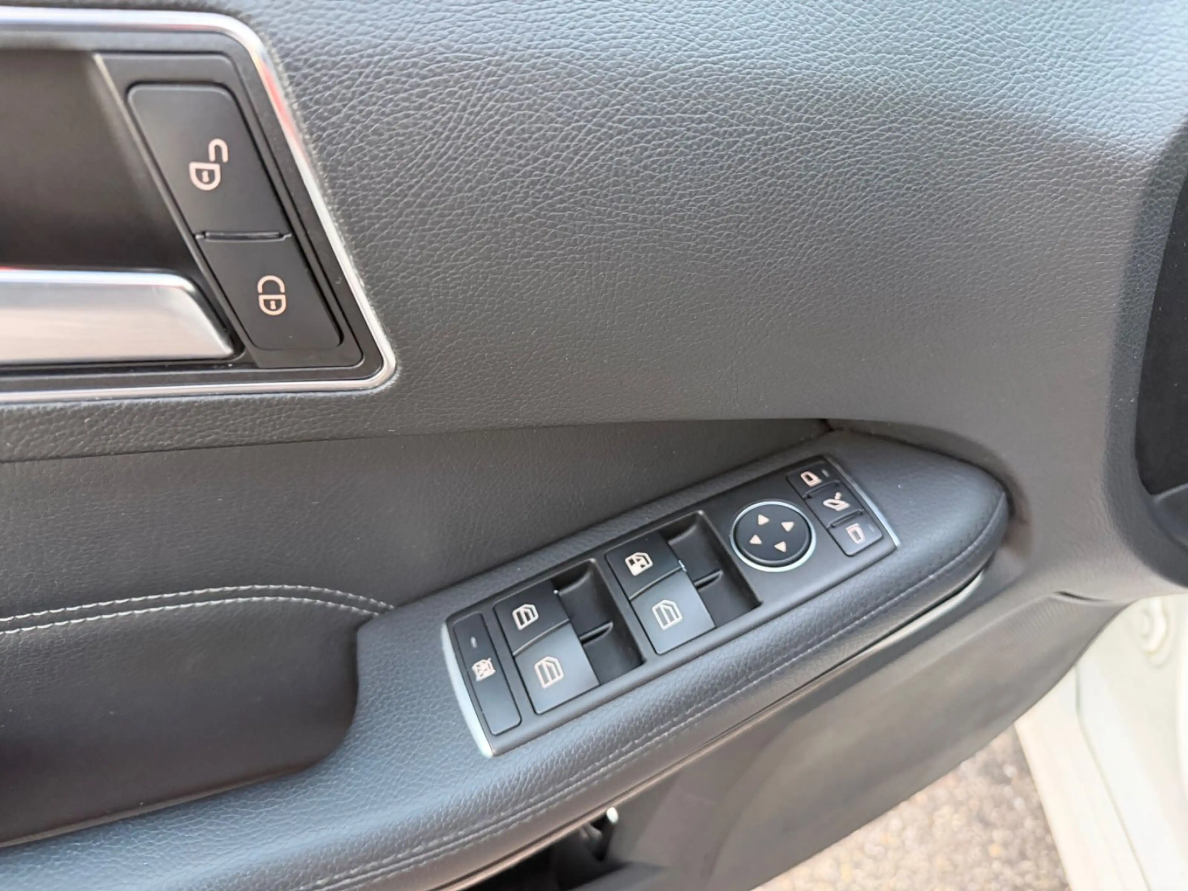 Mercedes-Benz E 200 CGI BlueEfficiency Avantgarde — photo 11