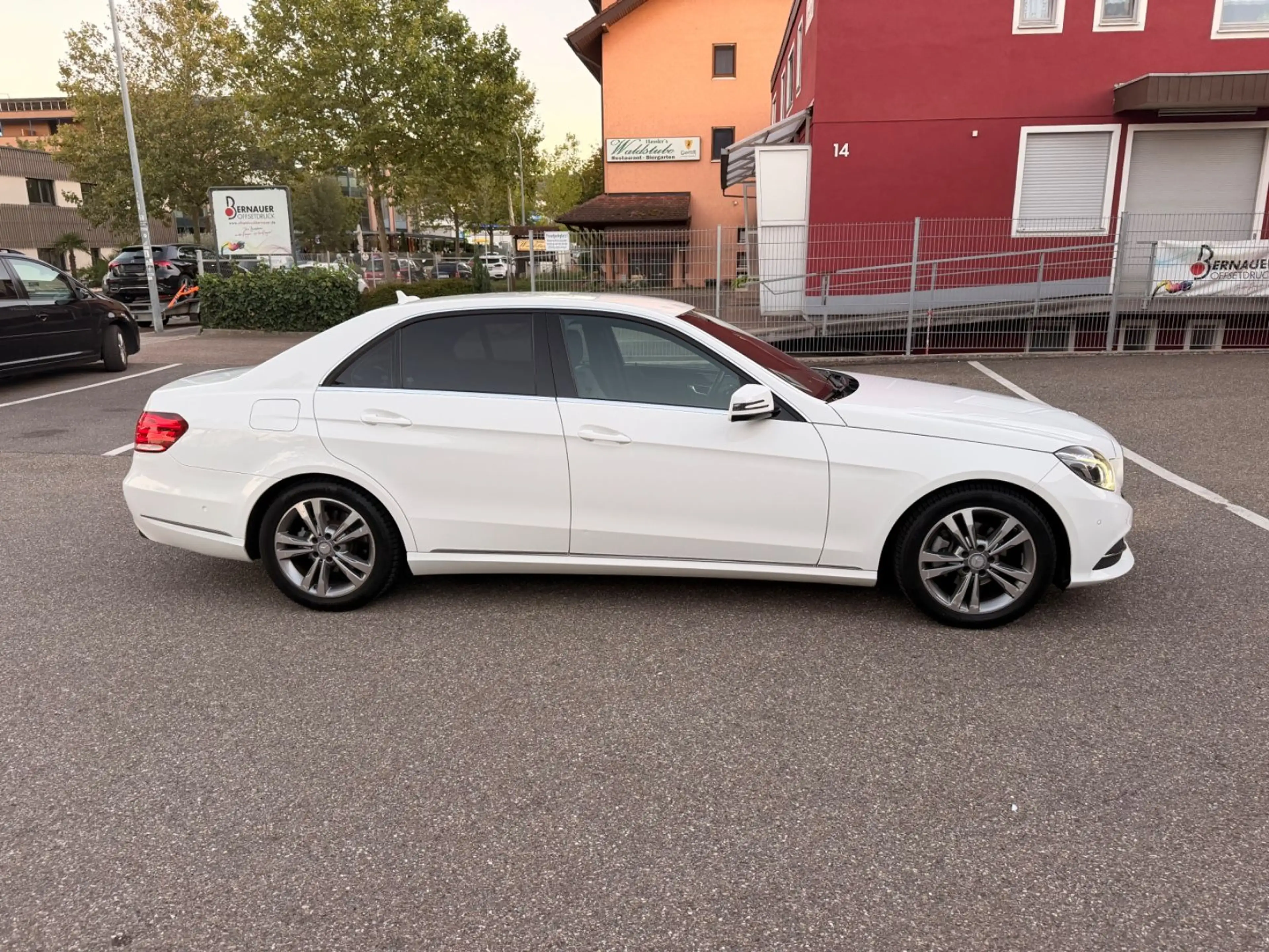 Mercedes-Benz E 200 CGI BlueEfficiency Avantgarde — photo 4