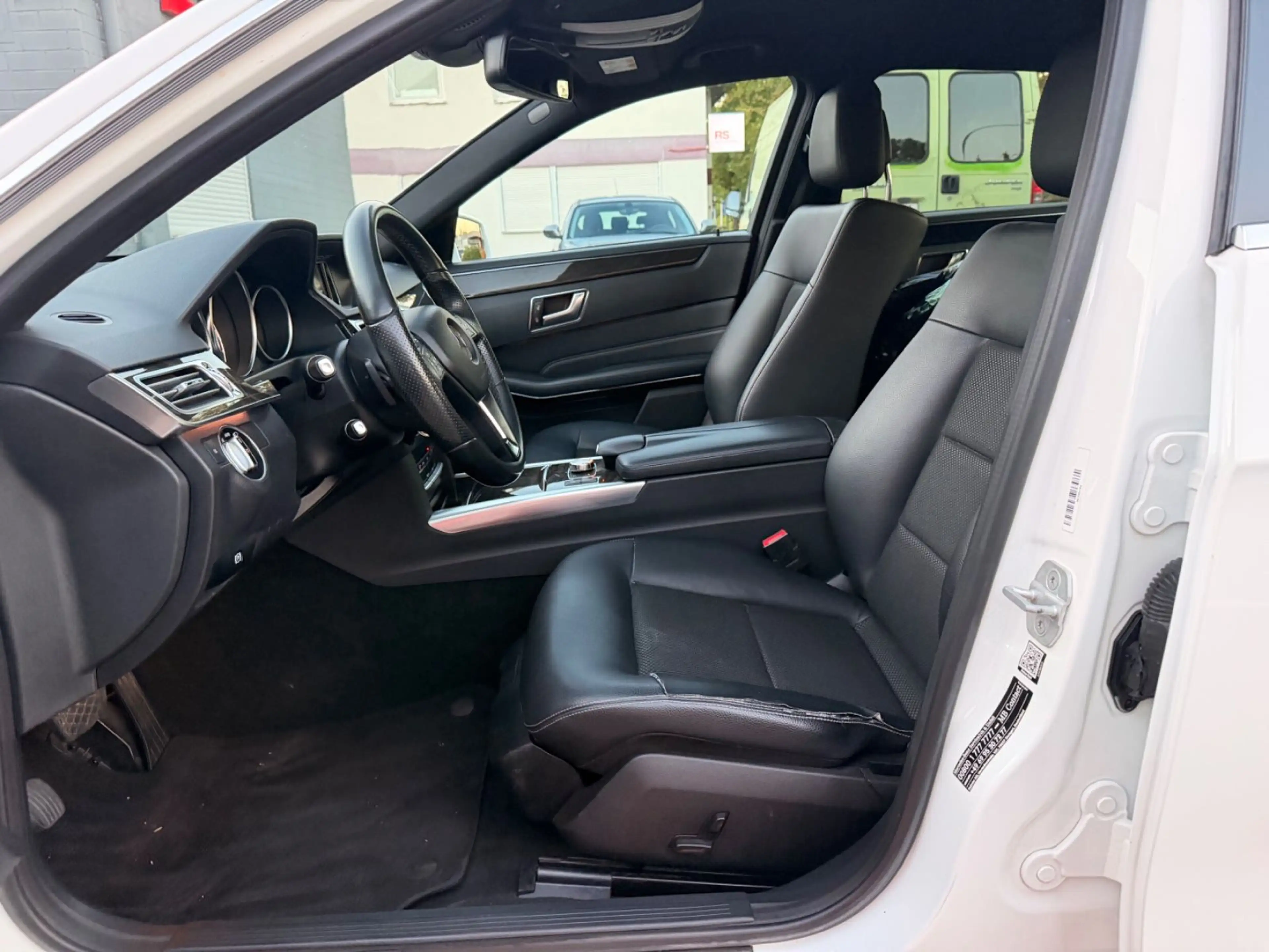 Mercedes-Benz E 200 CGI BlueEfficiency Avantgarde — photo 15
