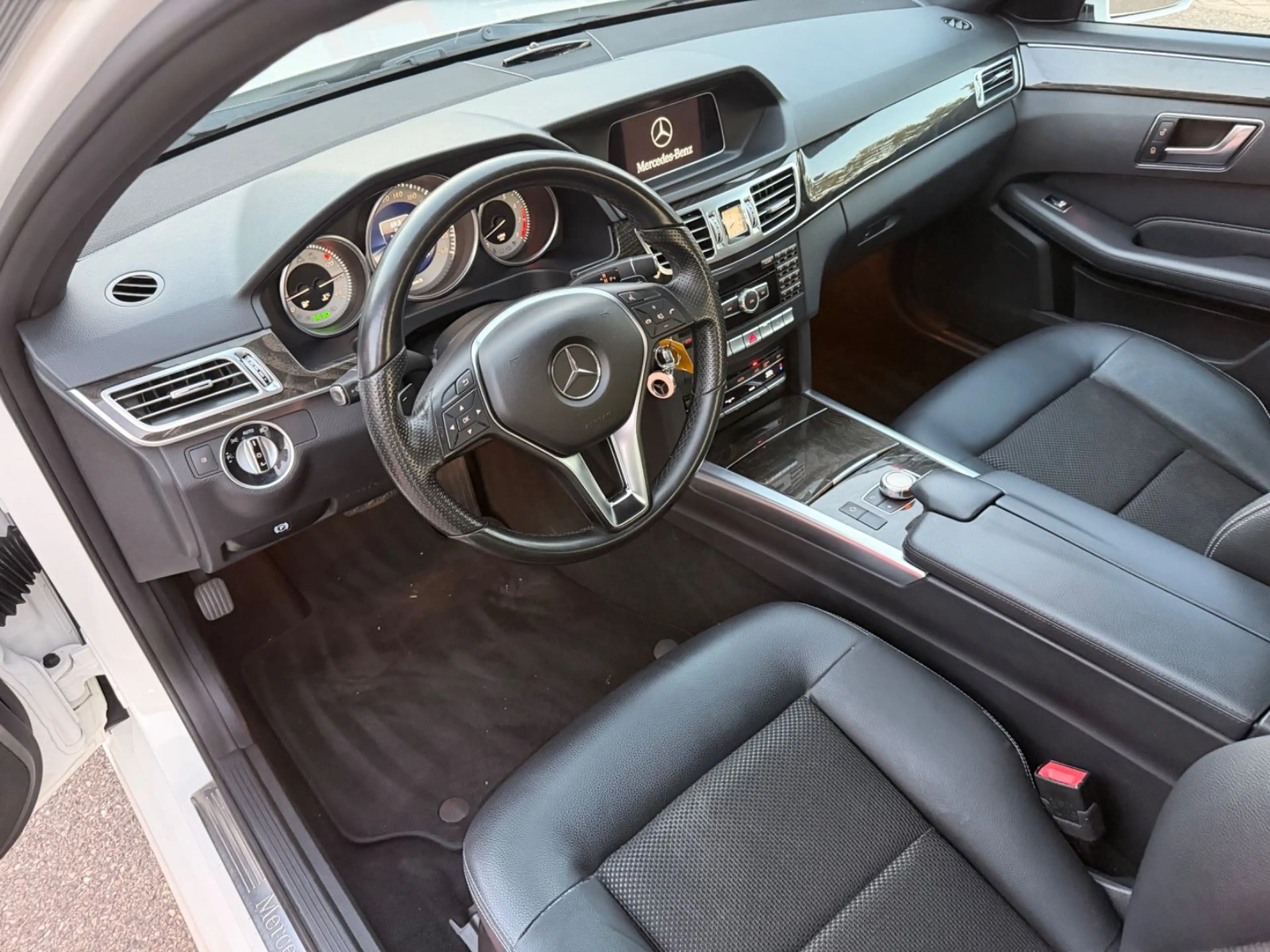 Mercedes-Benz E 200 CGI BlueEfficiency Avantgarde — photo 14
