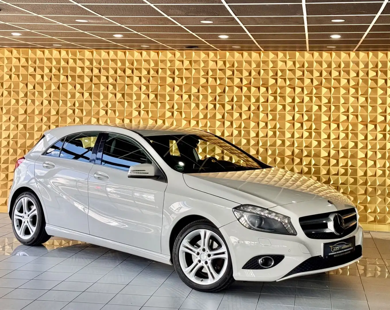 Mercedes-Benz A 180 BlueEfficiency*KLIMA*SHZ*PDC*BI-XENON* Blanc - 1