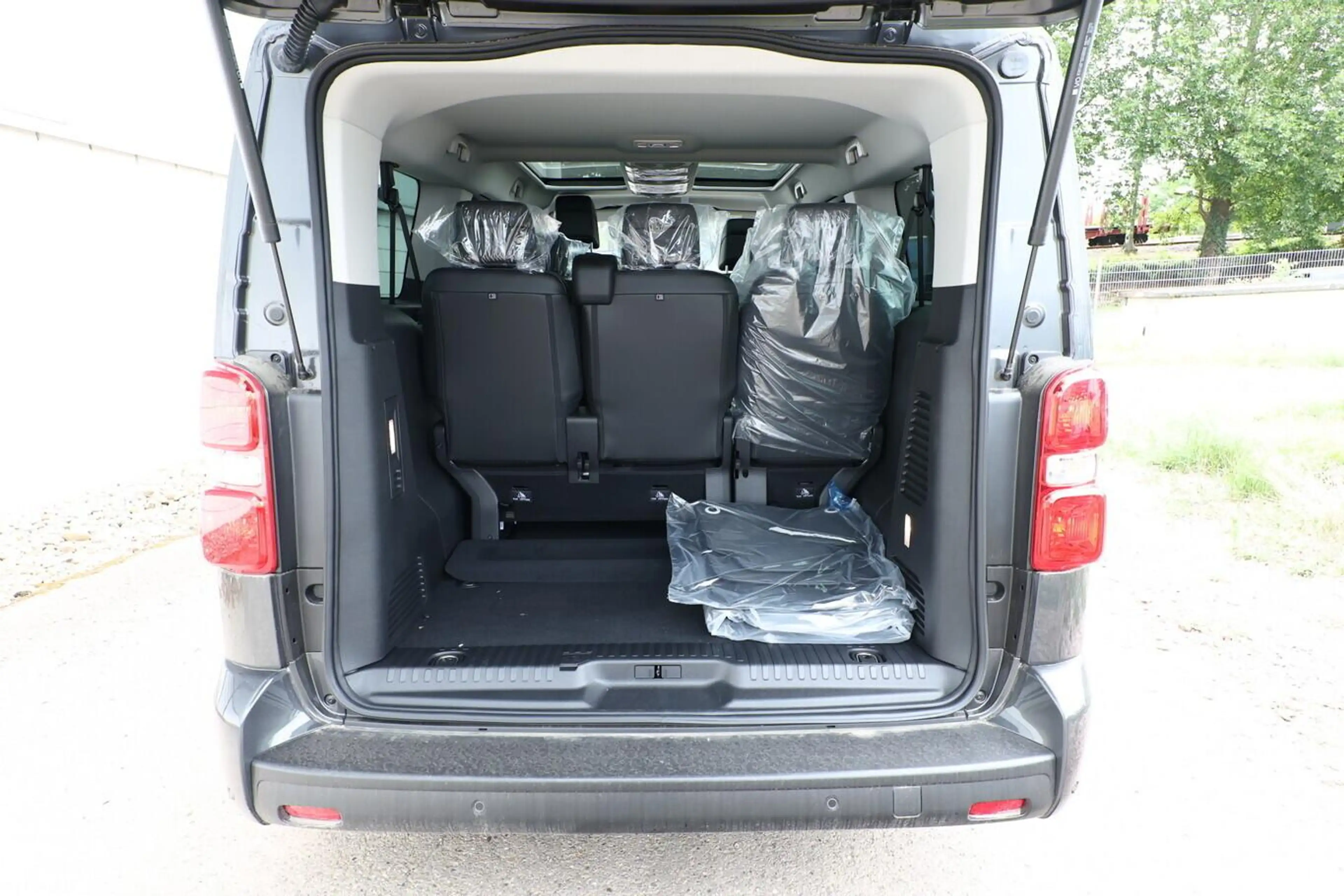 Peugeot Traveller Allure L3 AT 8S StHz AHK Pano Leder BT 132 kW (... — photo 12