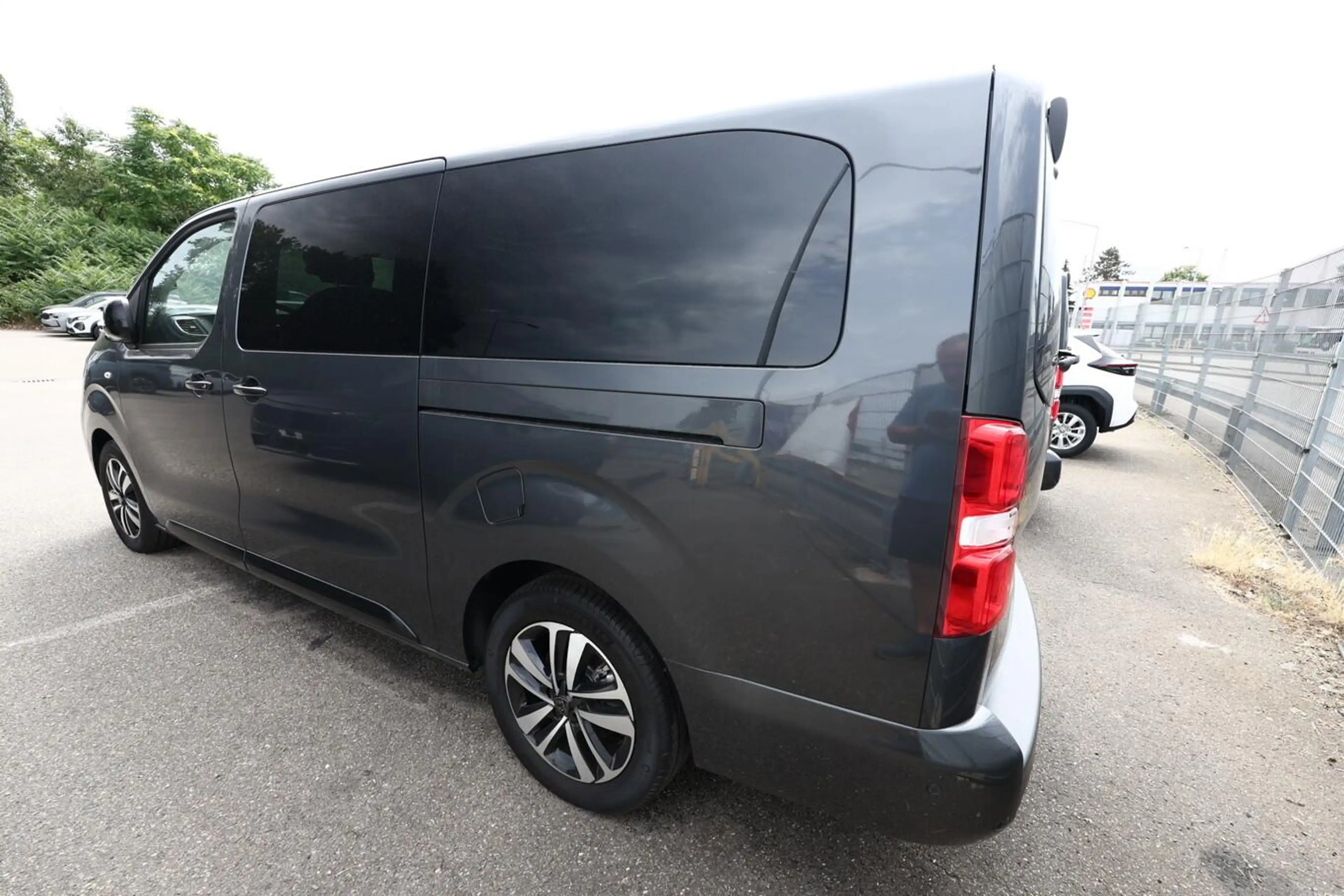 Peugeot Traveller Allure L3 AT 8S StHz AHK Pano Leder BT 132 kW (... — photo 4
