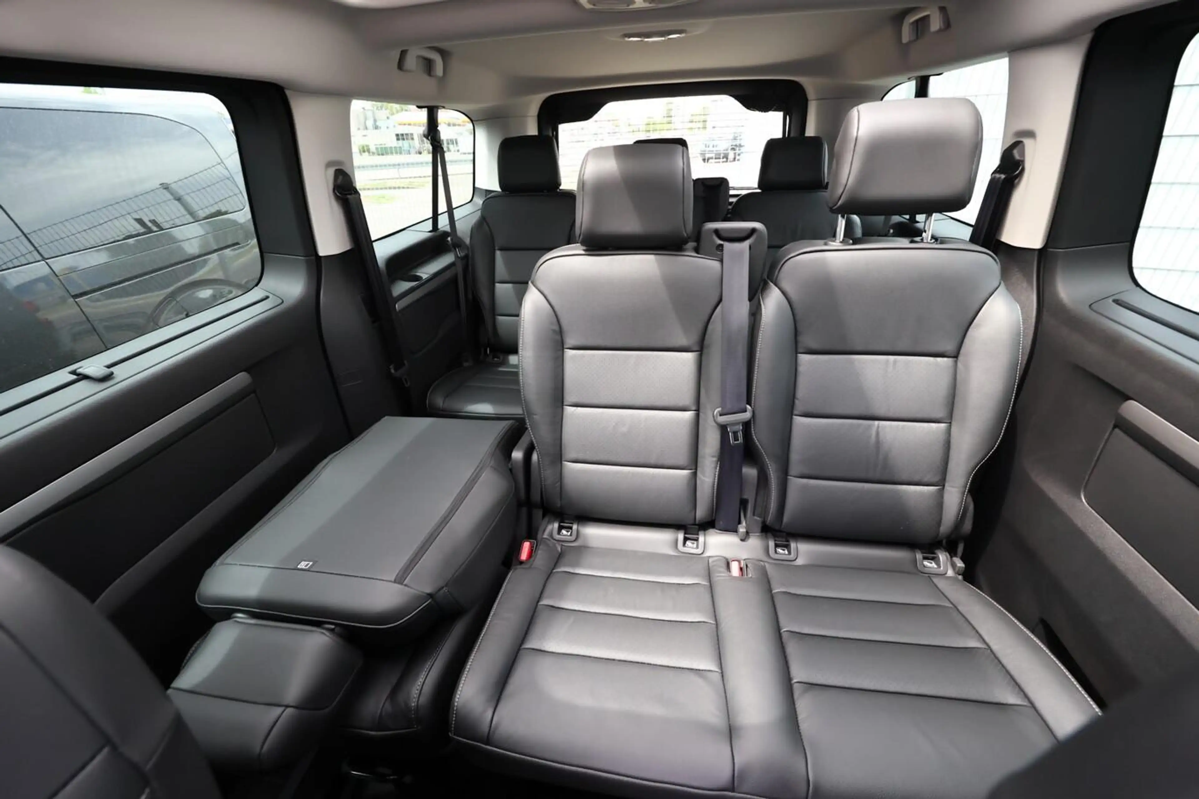 Peugeot Traveller Allure L3 AT 8S StHz AHK Pano Leder BT 132 kW (... — photo 10