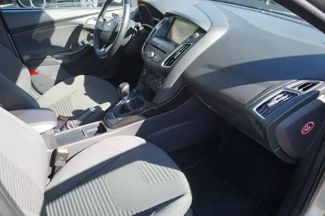 Ford Focus view 12