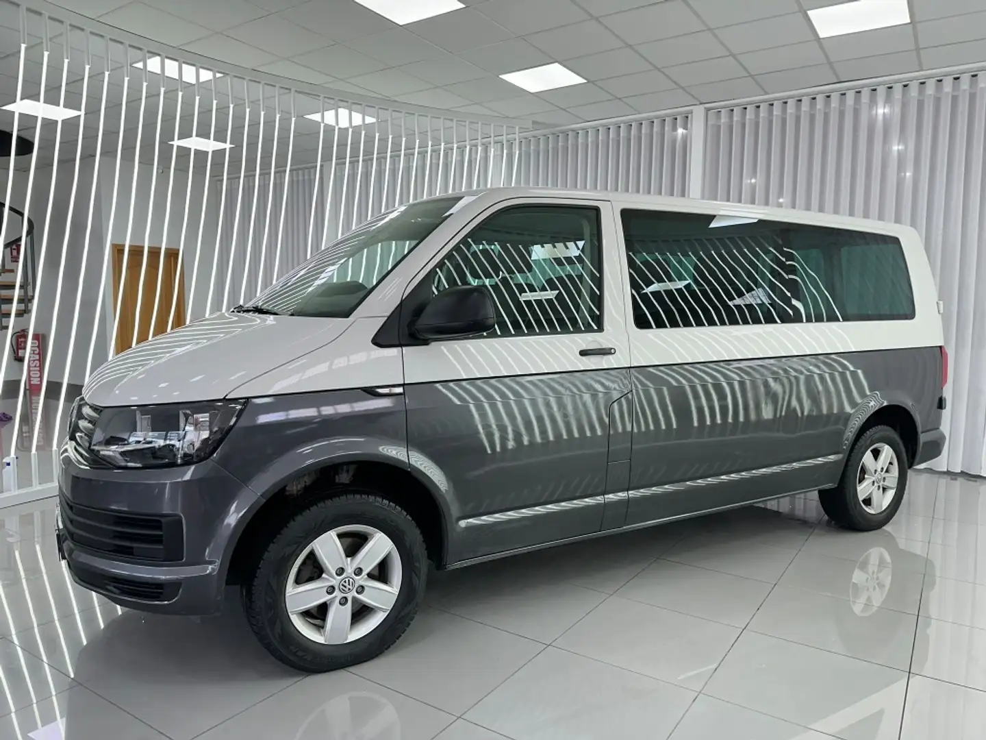 Volkswagen T5 Caravelle 2.0 TDi Grau - 2