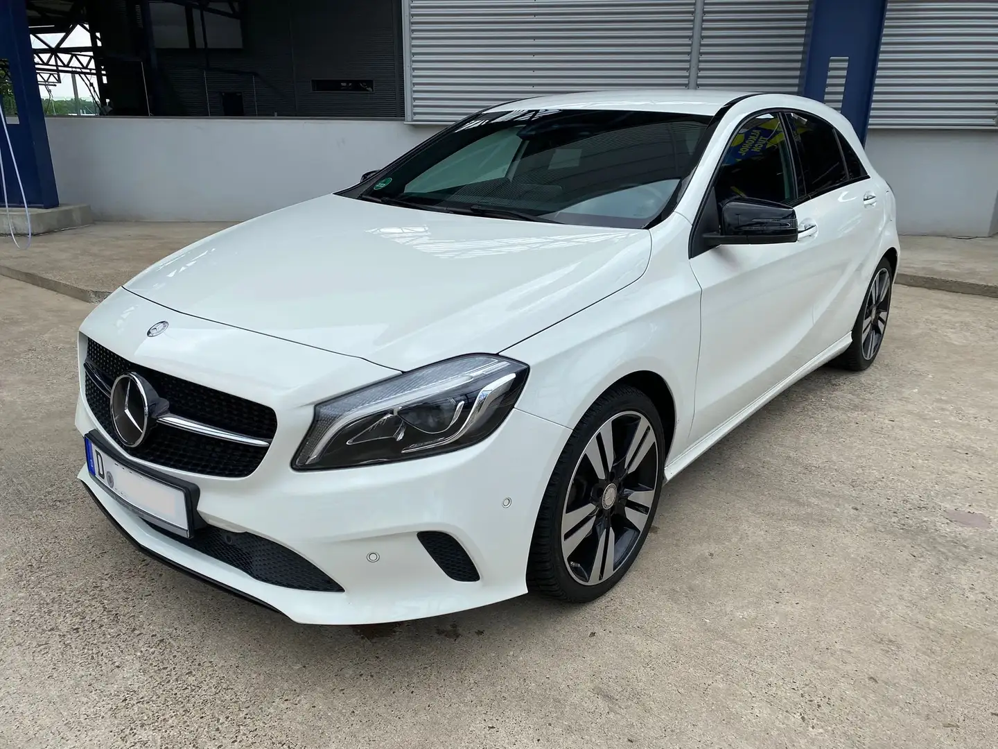 Mercedes-Benz A 180 A 180 7G-DCT Urban BlueEFFICIENCY Distronic STHZ Weiß - 1