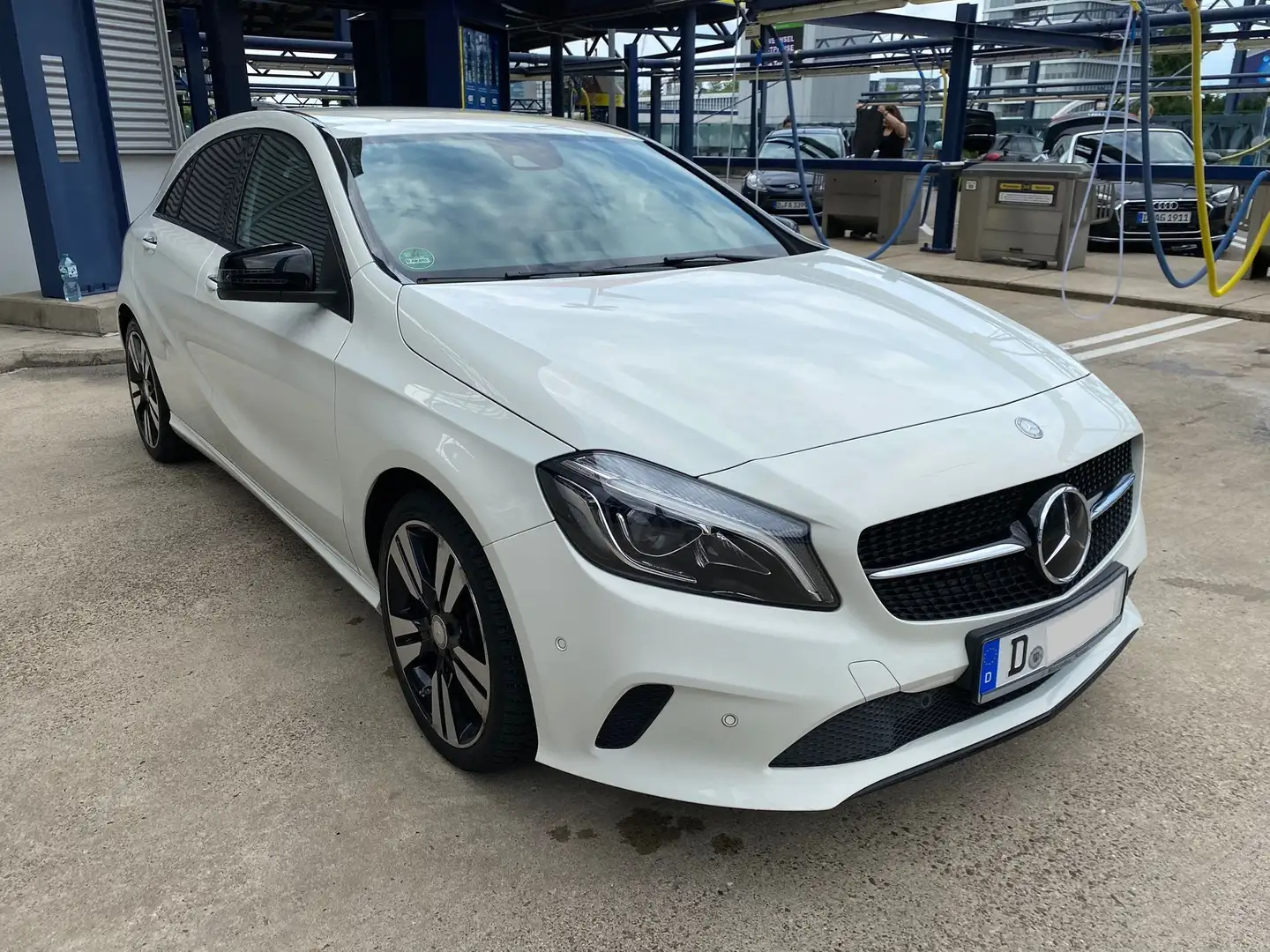 Mercedes-Benz A 180 A 180 7G-DCT Urban BlueEFFICIENCY Distronic STHZ Weiß - 2