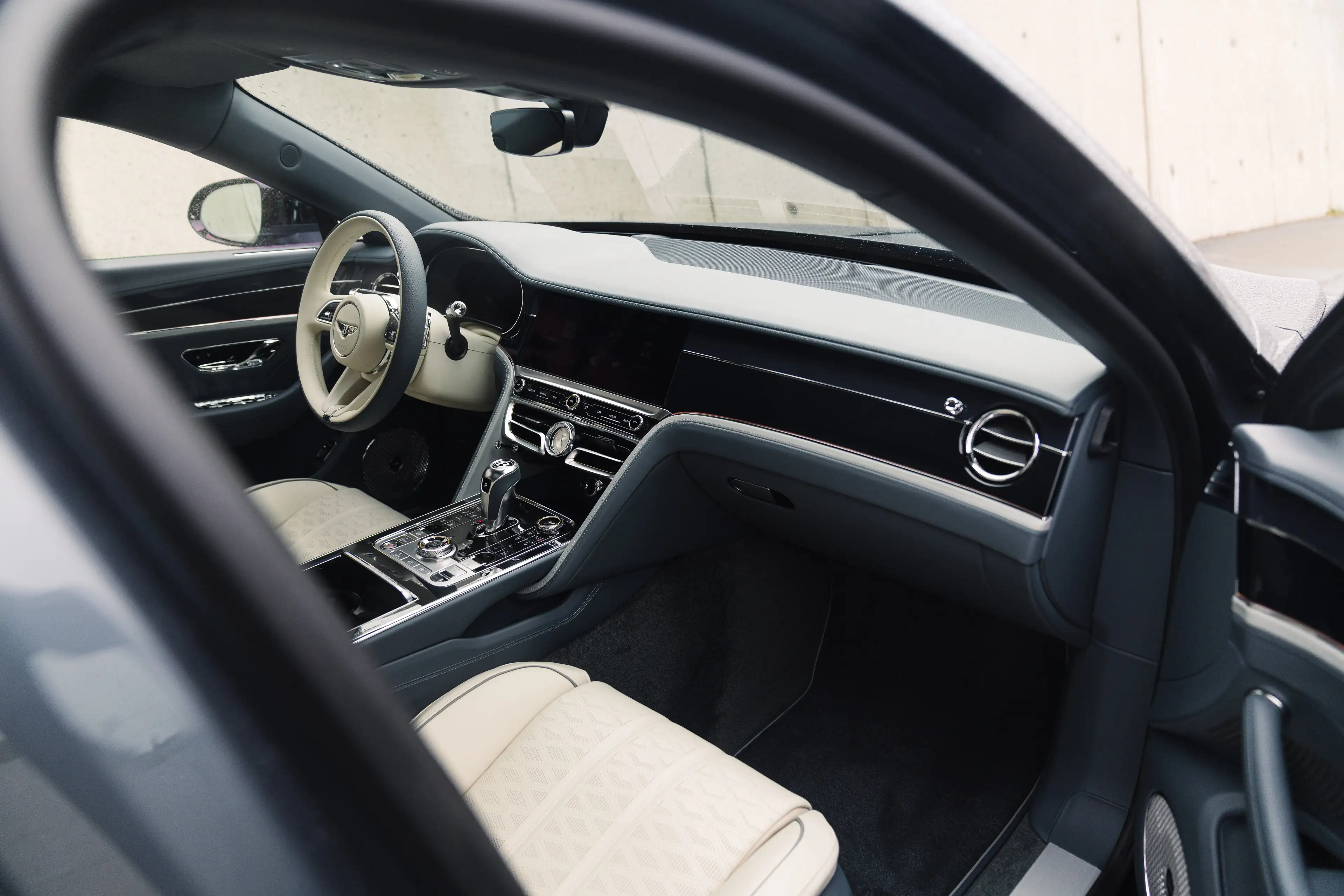 Bentley Flying Spur Mulliner — photo 10