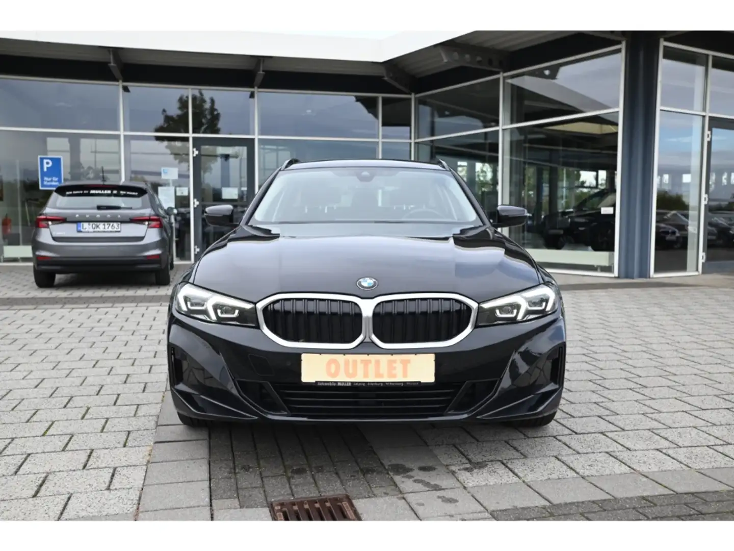 BMW 320 d XDrive Touring Navi LED SHz AppleCP PDC Noir - 2