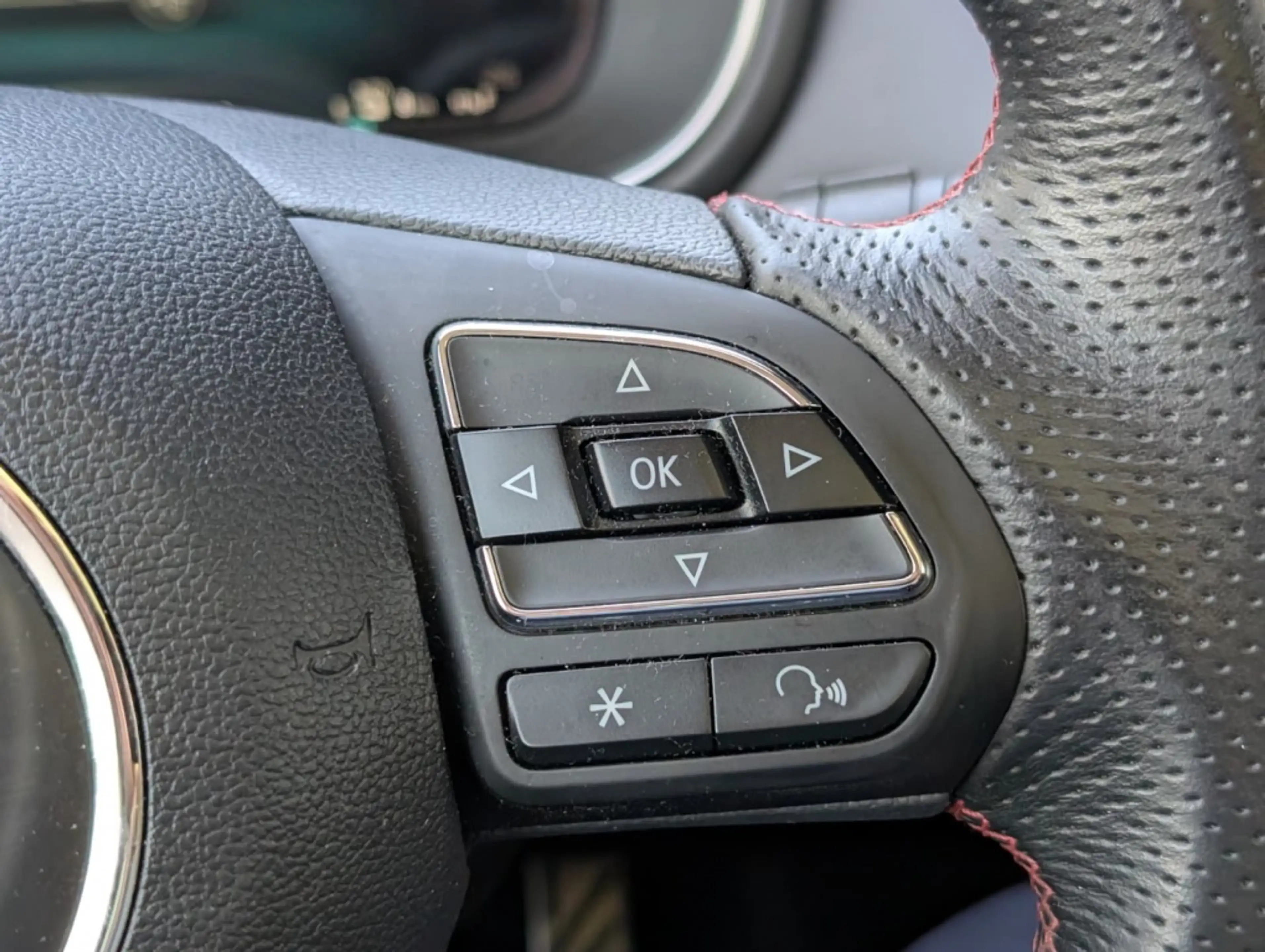MG EHS 1.5 TGDI Luxury — photo 19