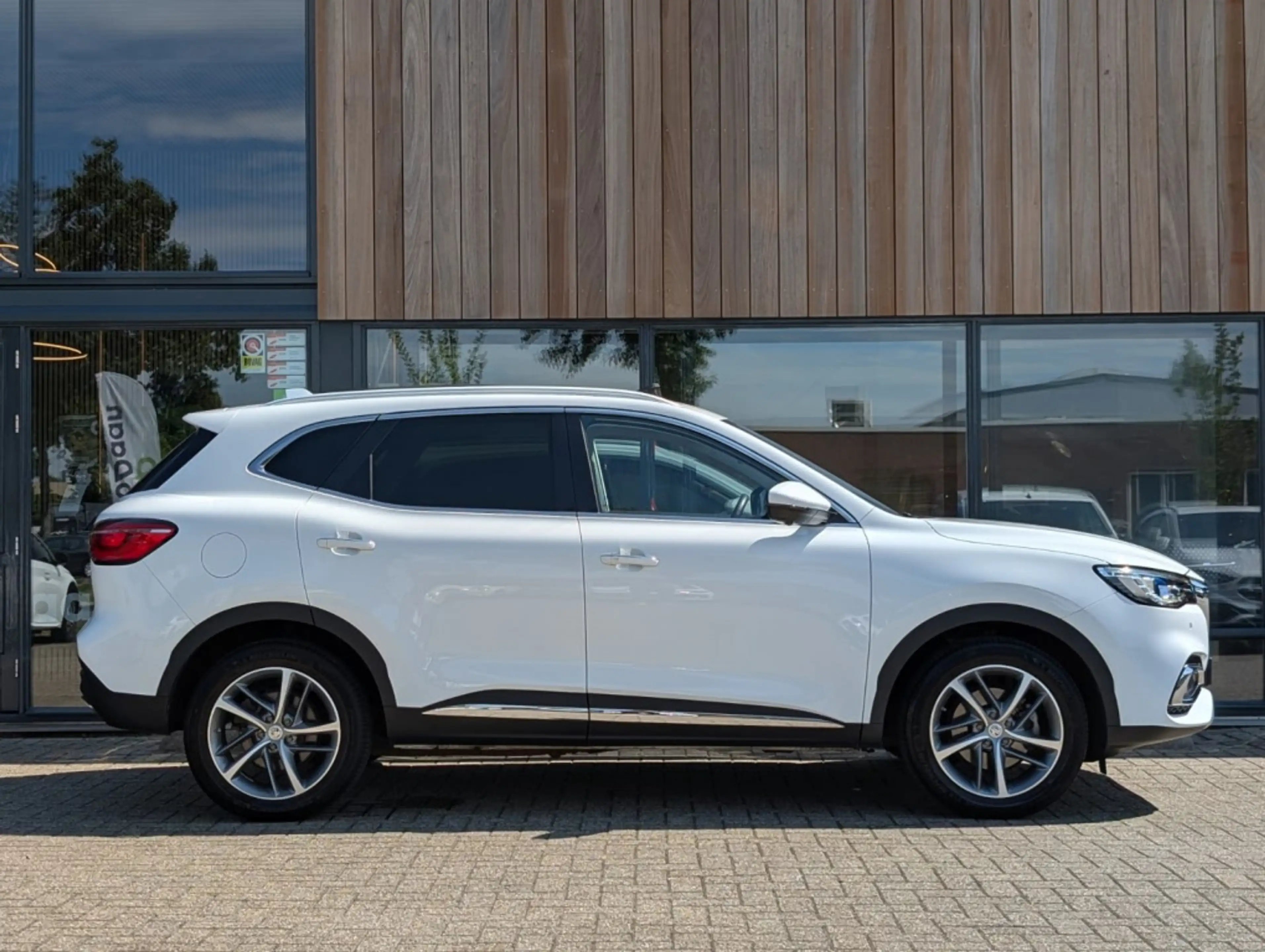 MG EHS 1.5 TGDI Luxury — photo 30