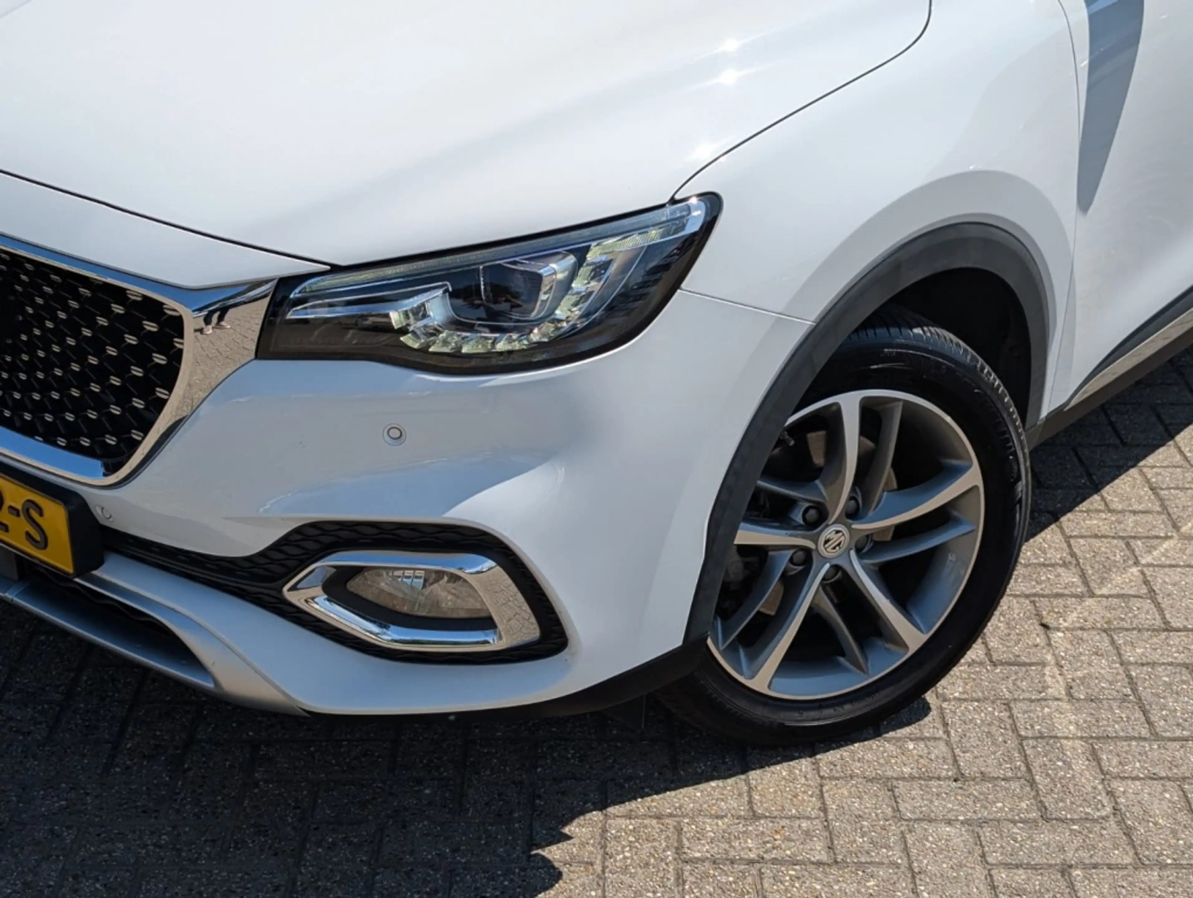 MG EHS 1.5 TGDI Luxury — photo 2