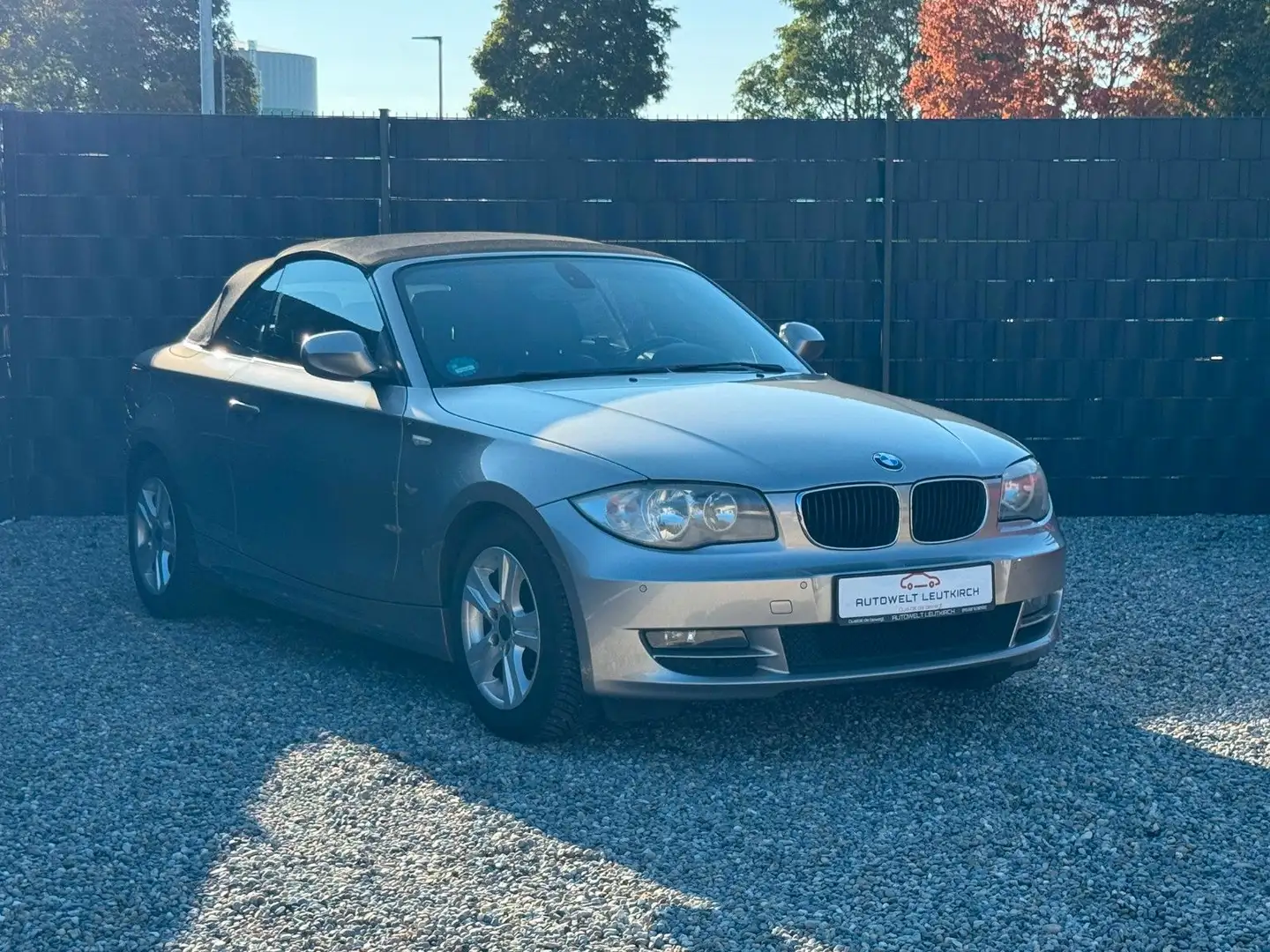 BMW 118 i Cabrio 2.0 KLIMA PDC SHZ TEILLEDER Silber - 2