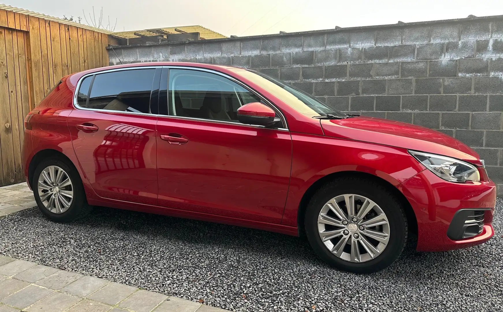 Peugeot 308 1.5 BlueHDi Automaat Navi Lineass Dodehoek Camera Rojo - 1