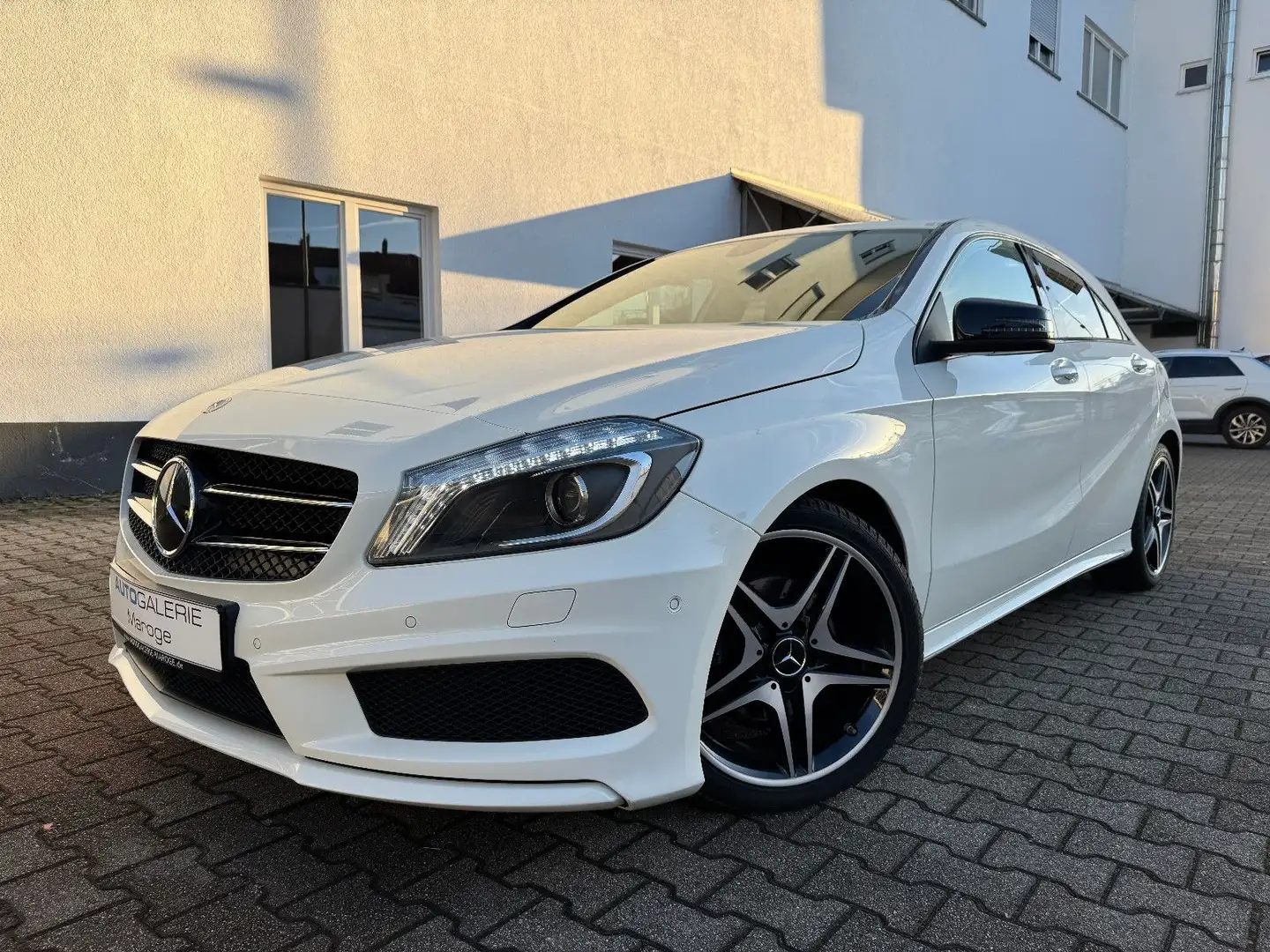 Mercedes-Benz A 200 AMG LINE BI-XENON/PARKASSISTENT/18"AMG ALU Weiß - 1
