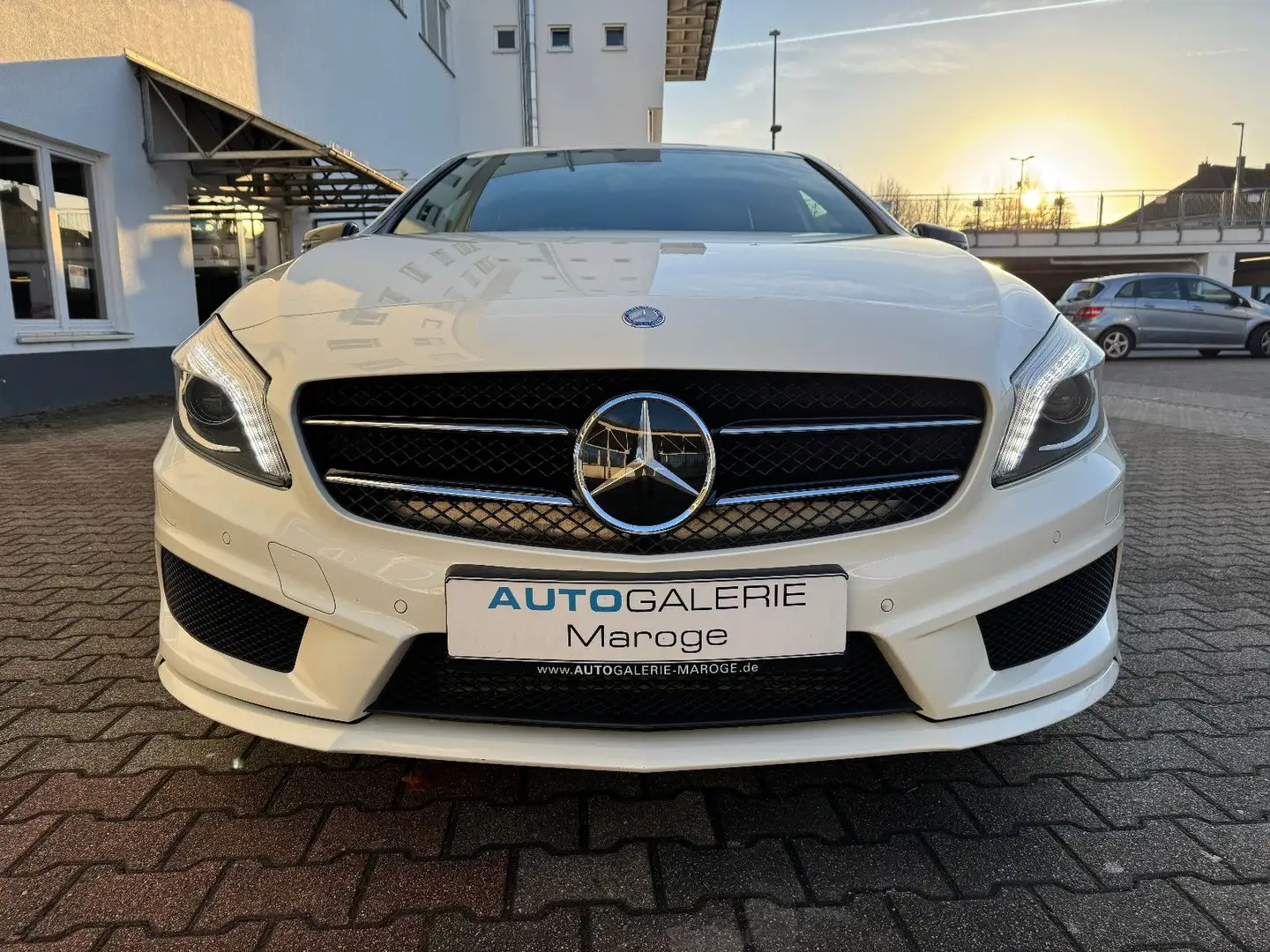 Mercedes-Benz A 200 AMG LINE BI-XENON/PARKASSISTENT/18"AMG ALU Weiß - 2