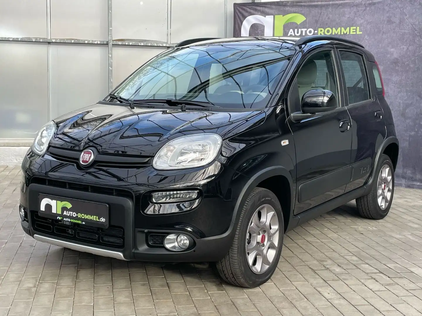 Fiat Panda 0.9 4x4 Rock AHK Klimaautomatik Чорний - 1