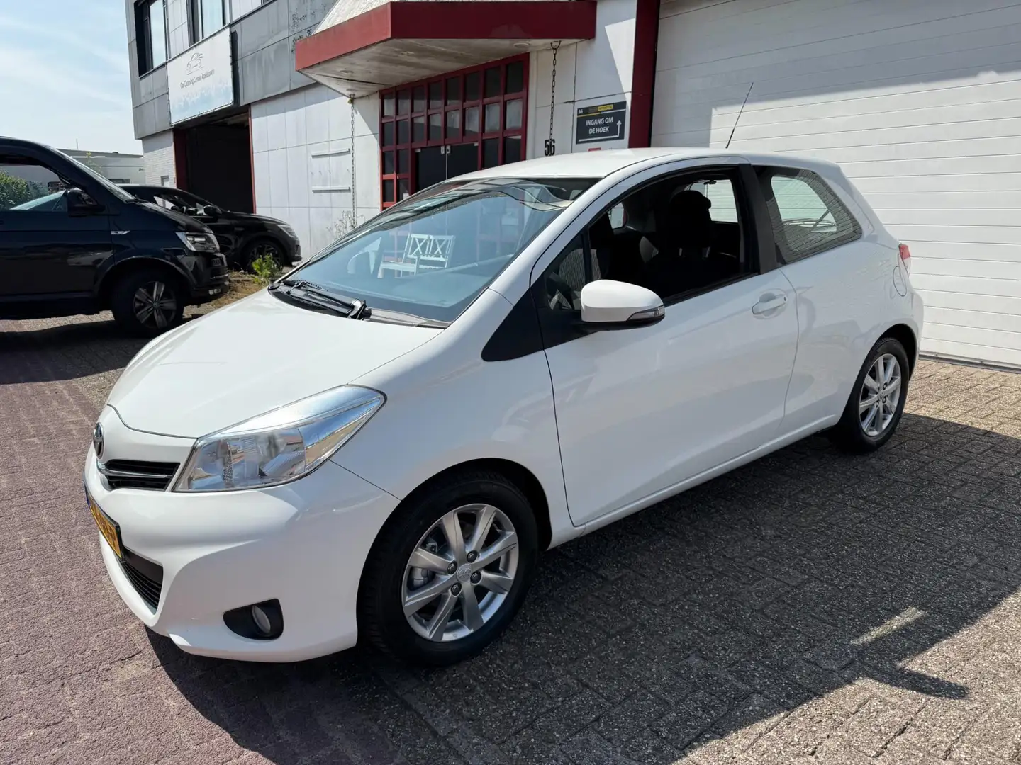 Toyota Yaris 1.0 VVT-i Access WHITE EDITON |NIEUW APK|AIRCO |LM Blanco - 2