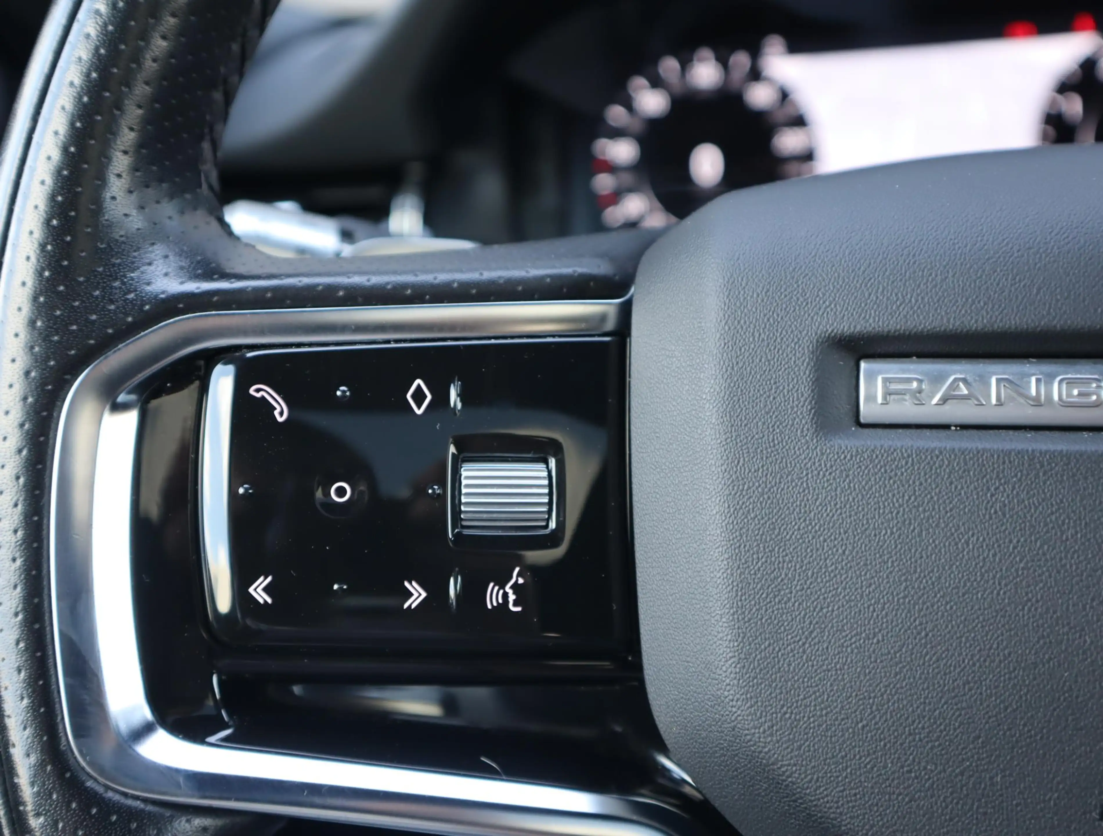 Land Rover Range Rover Evoque 1.5 P300e AWD R-Dynamic SE | Pano | 360 camera | A — photo 9