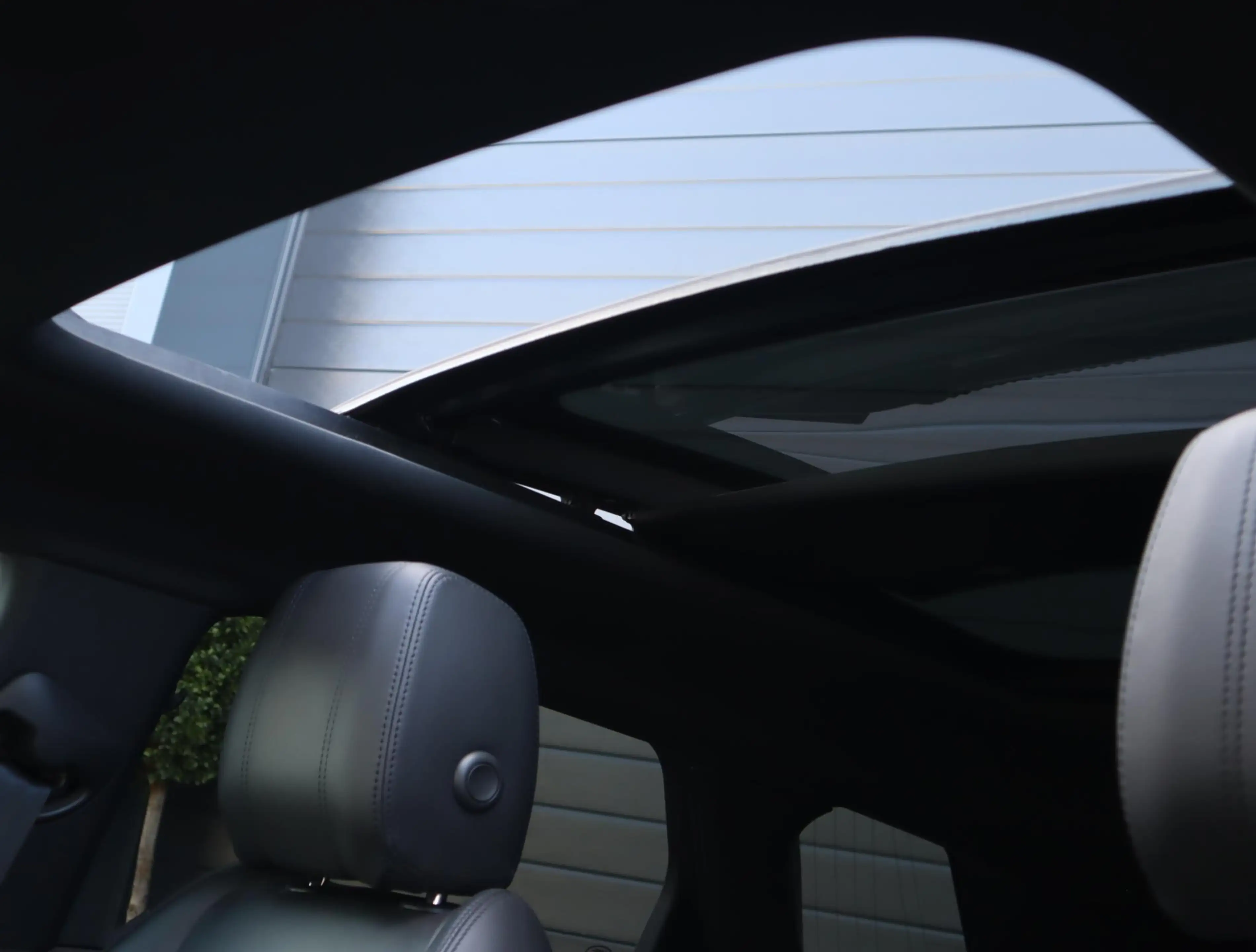 Land Rover Range Rover Evoque 1.5 P300e AWD R-Dynamic SE | Pano | 360 camera | A — photo 2