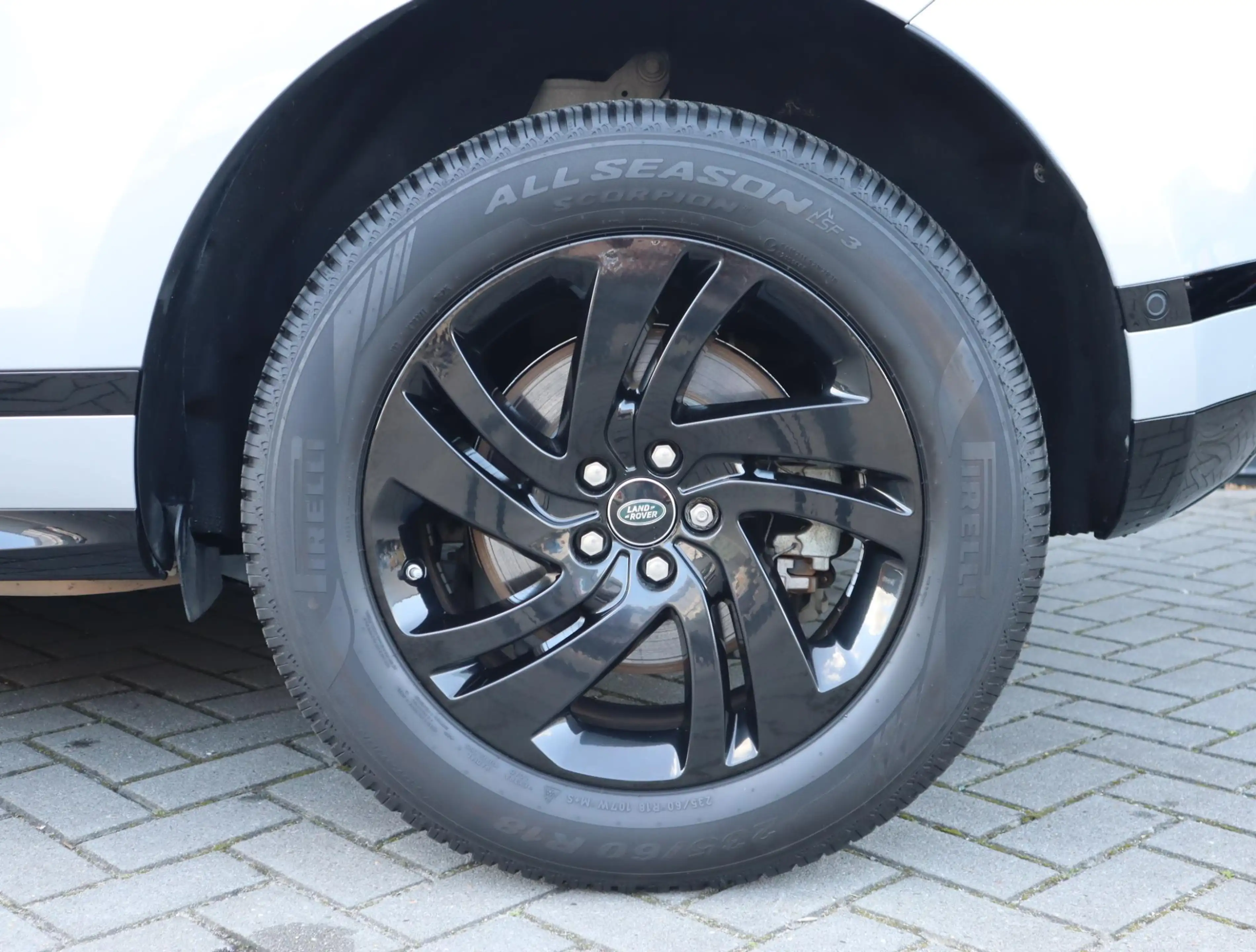 Land Rover Range Rover Evoque 1.5 P300e AWD R-Dynamic SE | Pano | 360 camera | A — photo 26