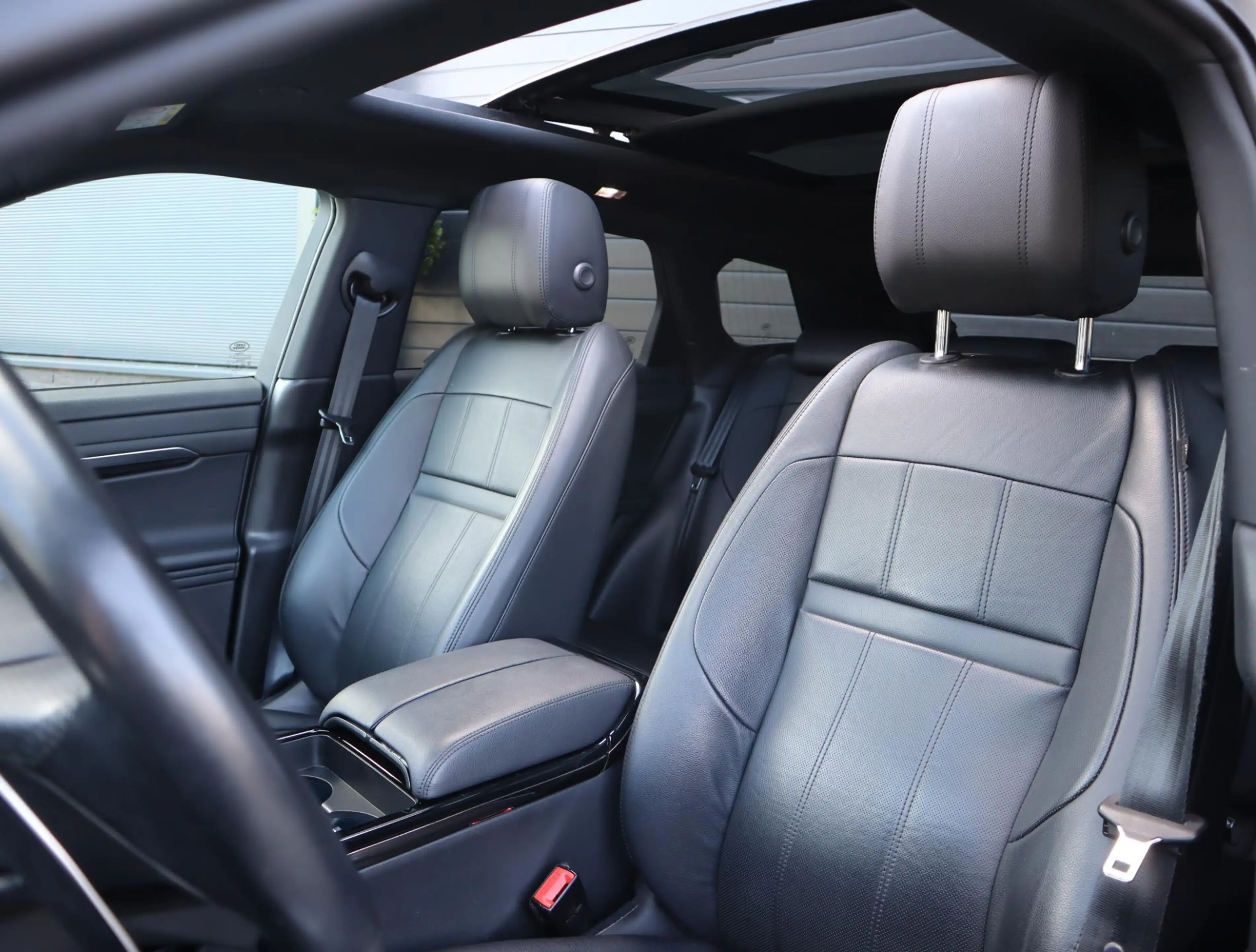 Land Rover Range Rover Evoque 1.5 P300e AWD R-Dynamic SE | Pano | 360 camera | A — photo 3