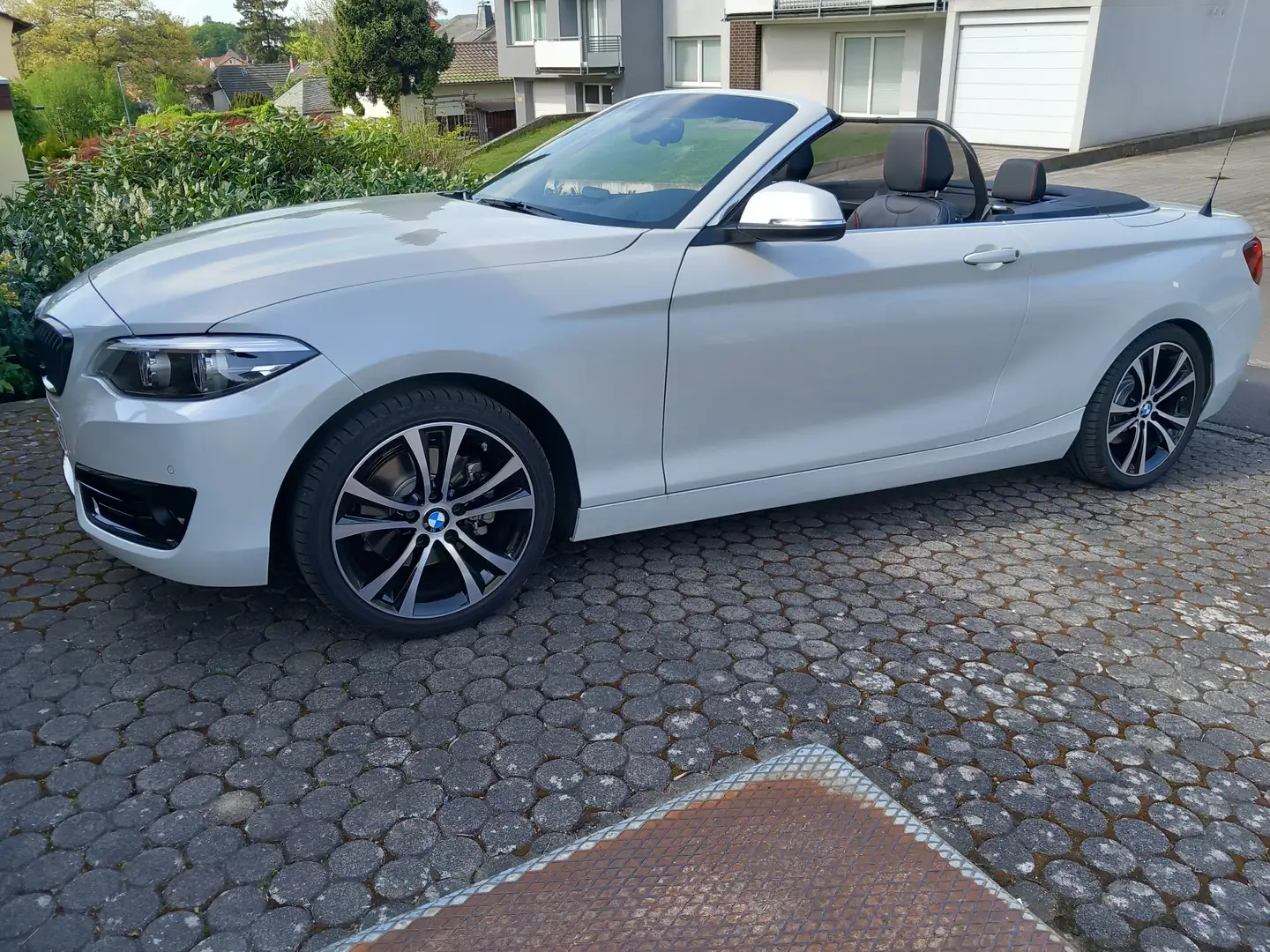 BMW 220 220i Cabrio Aut. Sport Line Bílá - 1
