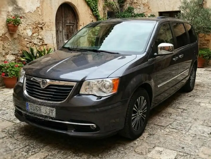 Lancia Voyager 2015