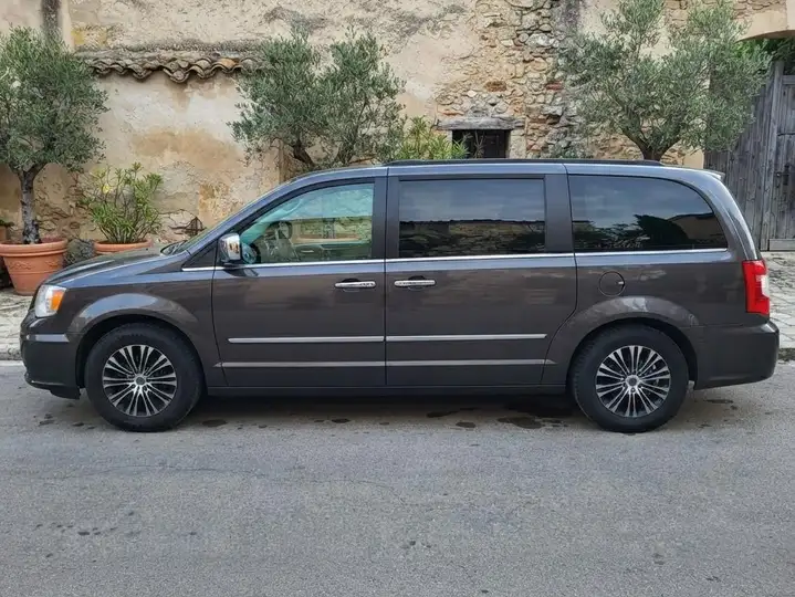 Lancia Voyager 2015, foto 3