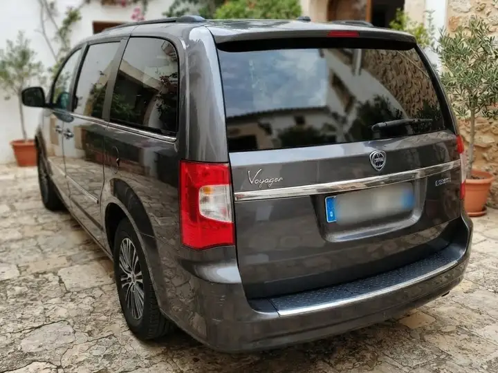 Lancia Voyager 2015, foto 2