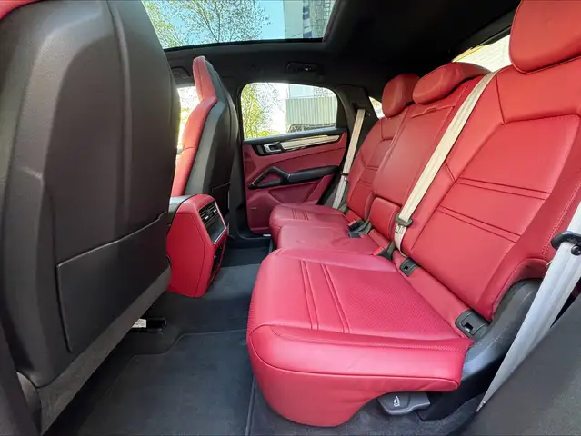 Porsche Cayenne view 22