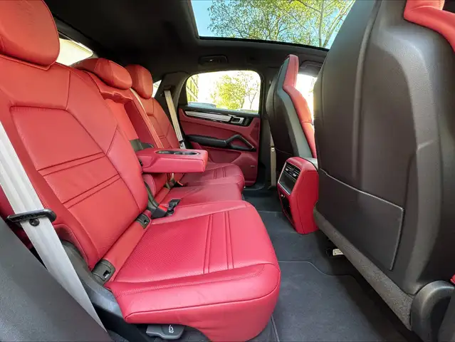 Porsche Cayenne view 26