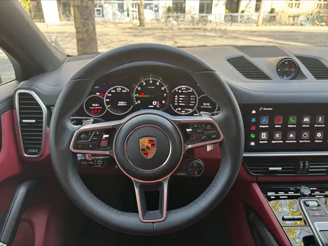 Porsche Cayenne view 11