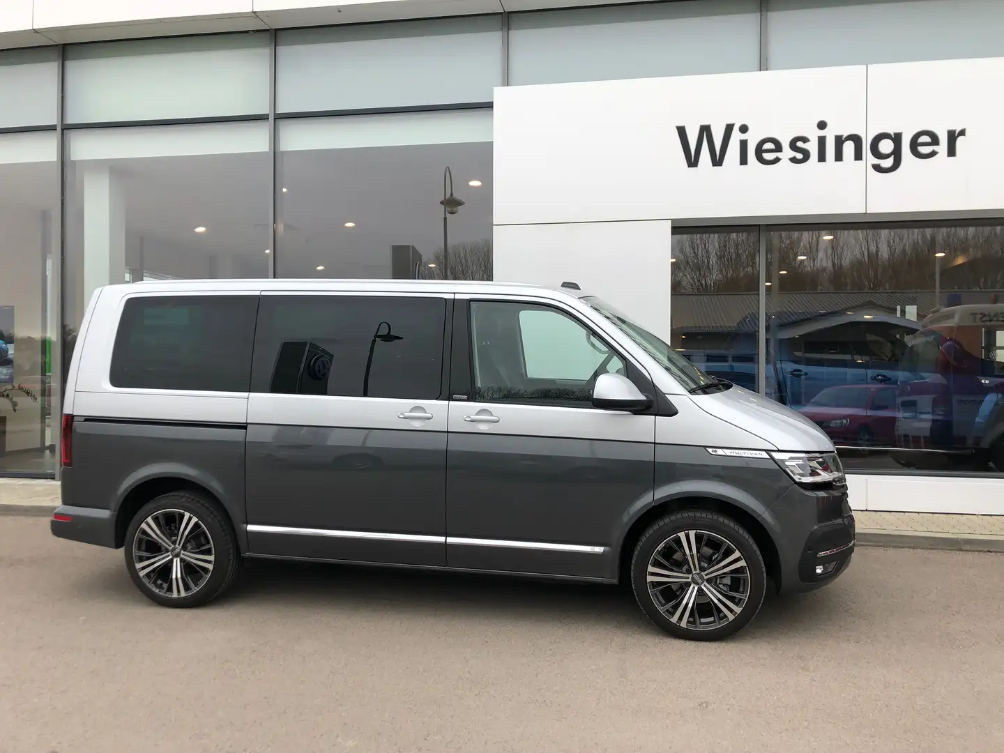 Volkswagen T6.1 Multivan 2.0 TDI DSG Leder-Alcantara Cruise Standheizung Orig. zweifärbig grau Silber ohne Beschädigung elektrische Zuziehhilfen Grau - 2